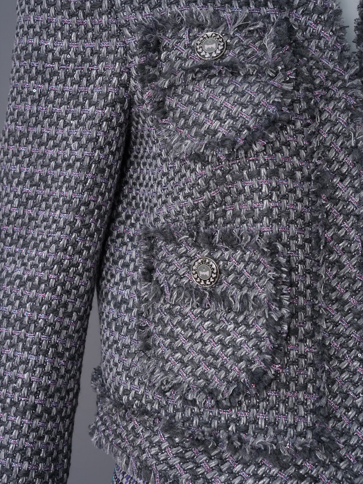 Graue Tweedjacke mit ausgefransten Kanten von Maison Common – Ansicht 2