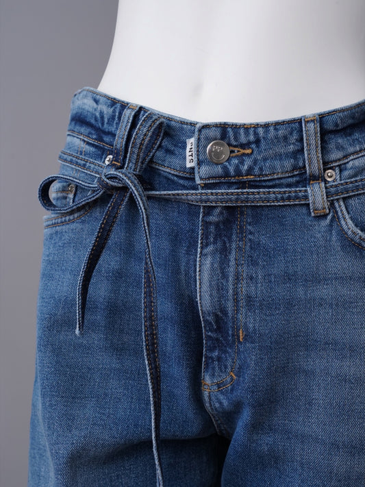 Mittelblaue Jeans „The Friend“ mit Bindegürtel von PNTS – Ansicht 2