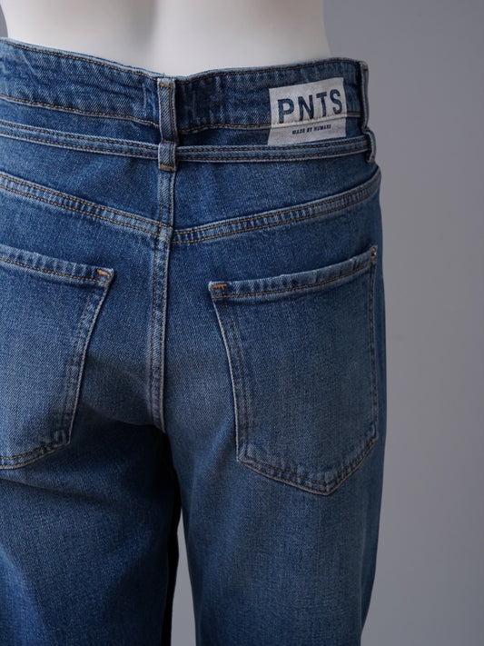 Mittelblaue Jeans „The Friend“ mit Bindegürtel von PNTS – Ansicht 4
