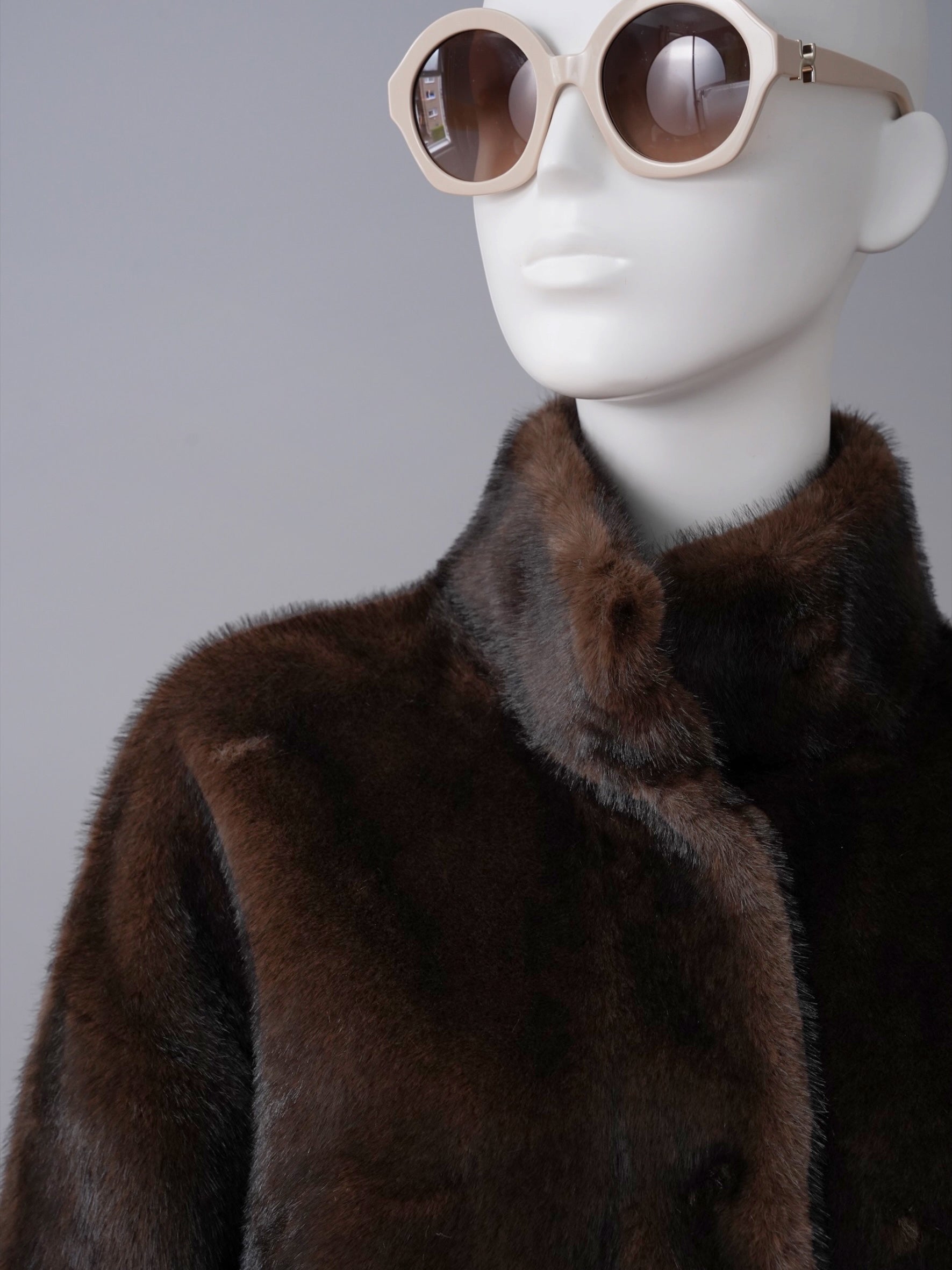 Dunkelbraune Kunstfell-Jacke im Nerz-Look von Betta Corradi – Ansicht 2