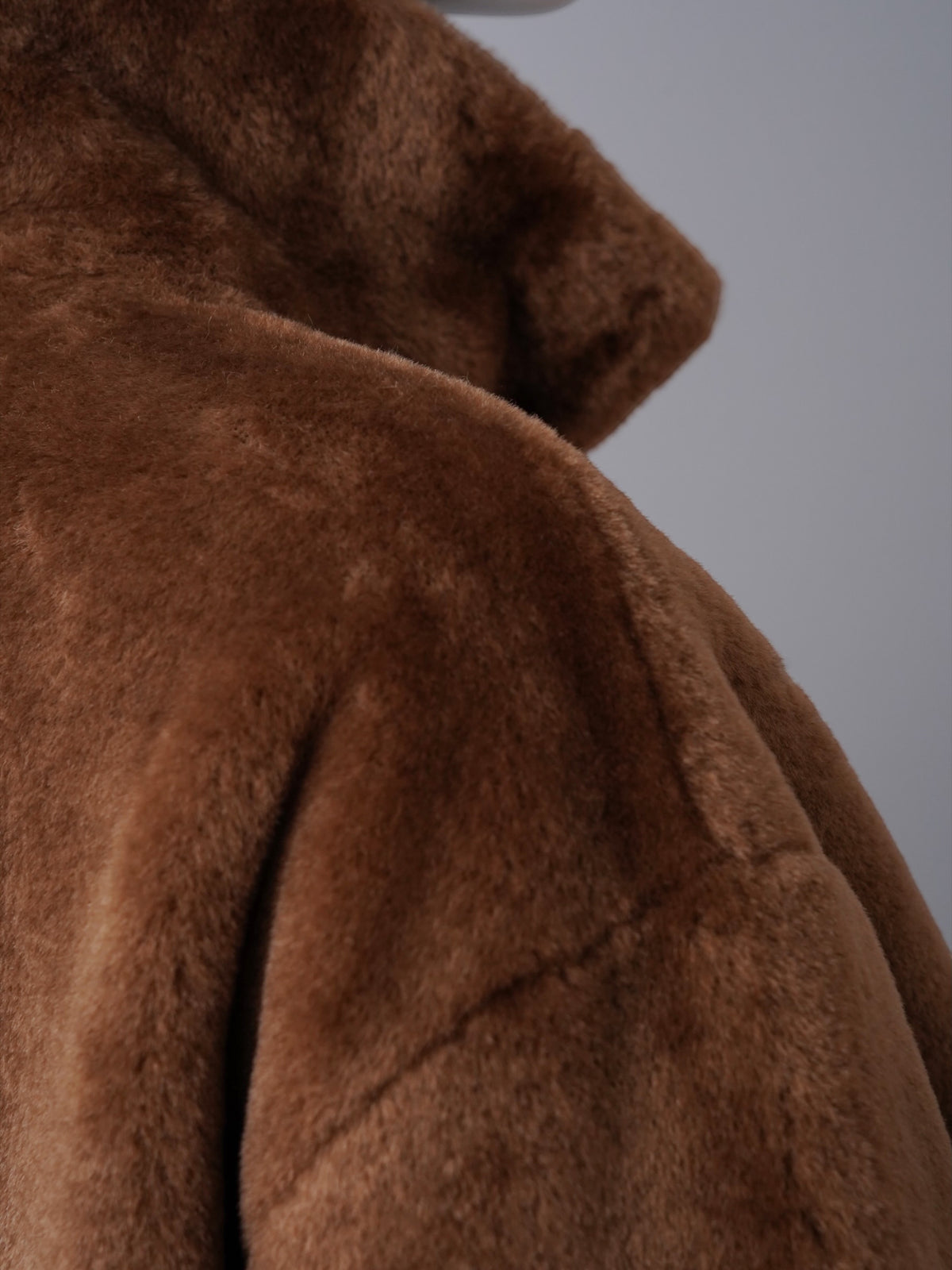 Karamellbraune Wendejacke aus Kunstfell und Velours von Betta Corradi – Ansicht 3