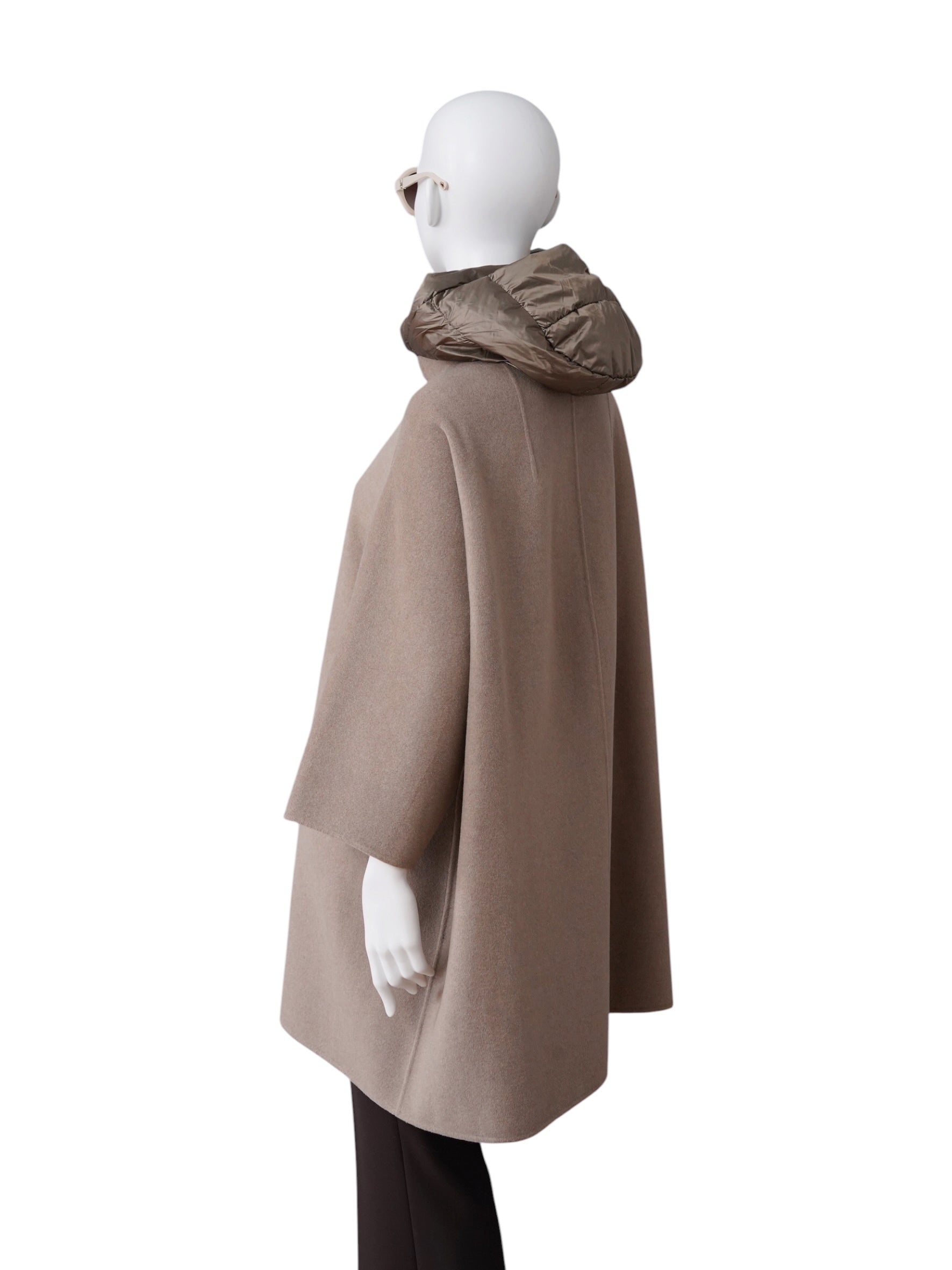 Taupefarbener Wollmantel „Emilia-Rose“ mit Daunenkapuze von DUNO – Ansicht 9
