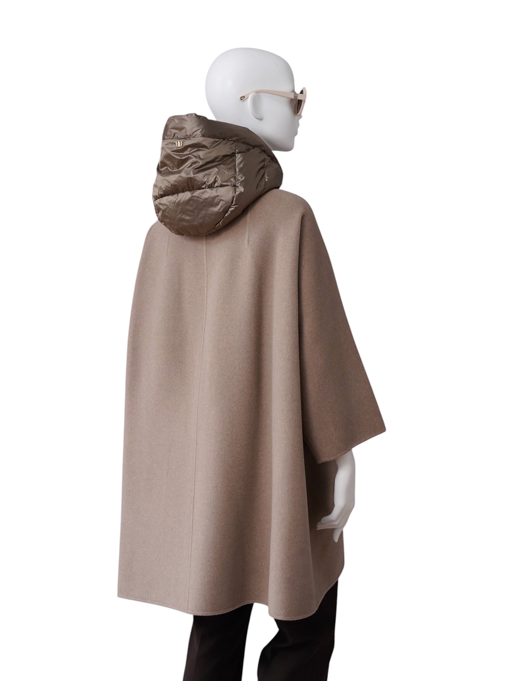 Taupefarbener Wollmantel „Emilia-Rose“ mit Daunenkapuze von DUNO – Ansicht 5