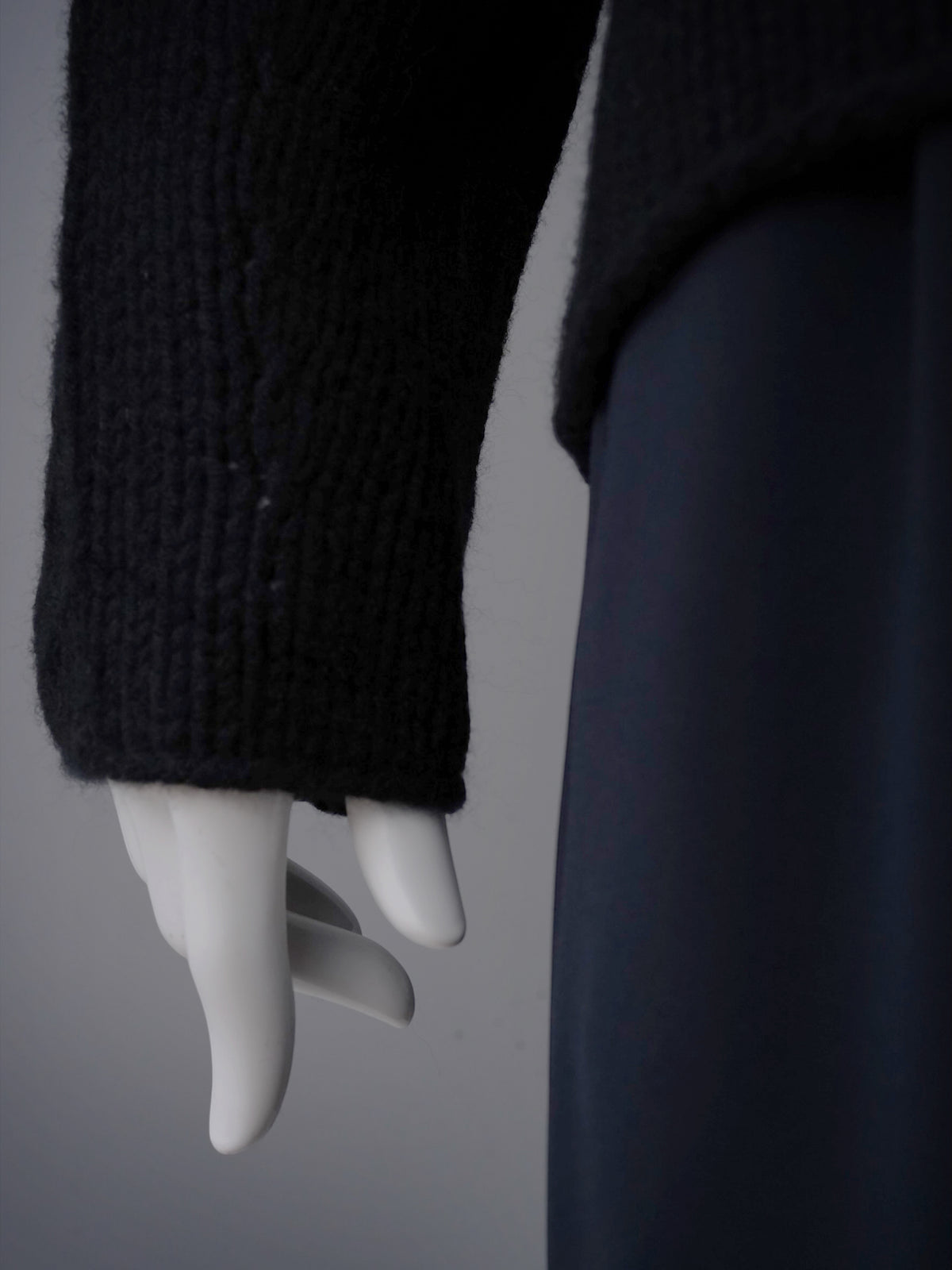 Schwarzer Oversize-V-Neck aus Wolle und Cashmere von FFC – Ansicht 2