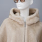 Beige wendbares Kunstfell-Cape mit Kapuze von Betta Corradi – Ansicht 3