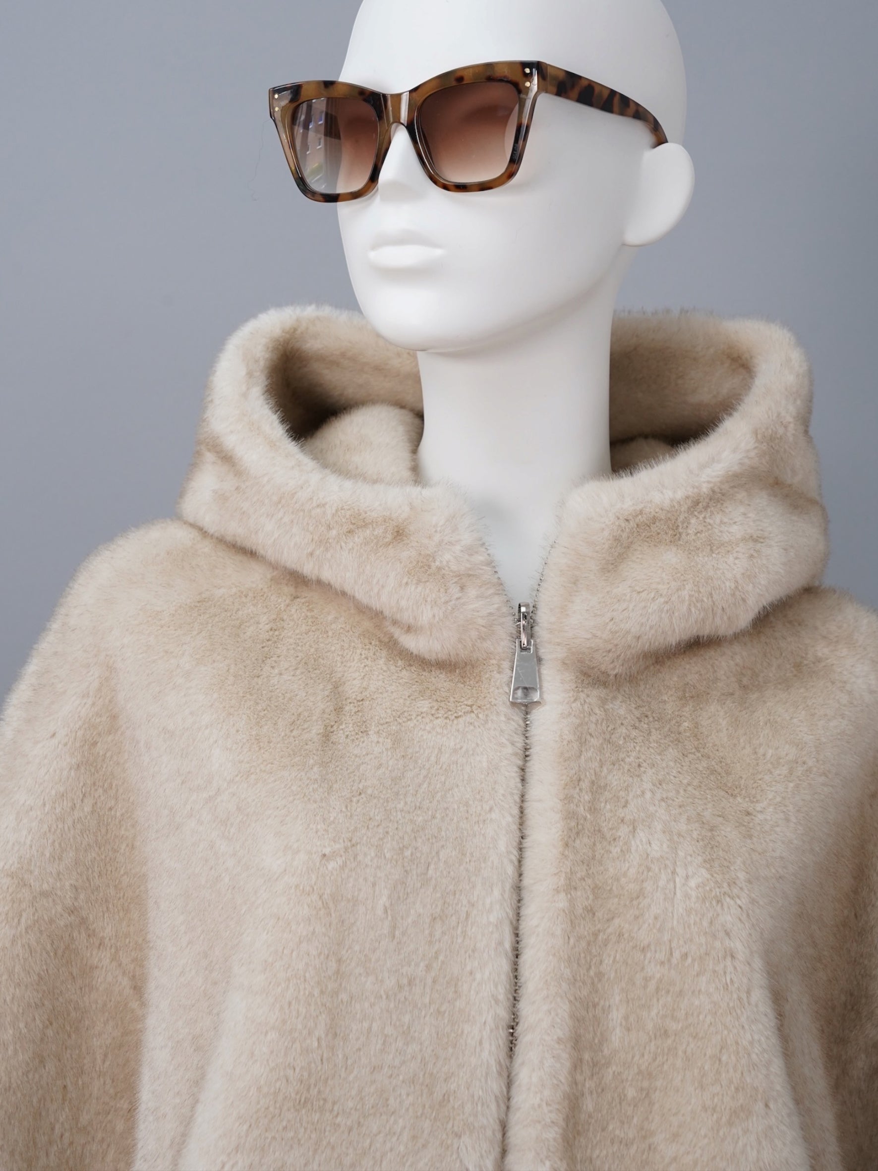 Beige wendbares Kunstfell-Cape mit Kapuze von Betta Corradi – Ansicht 3