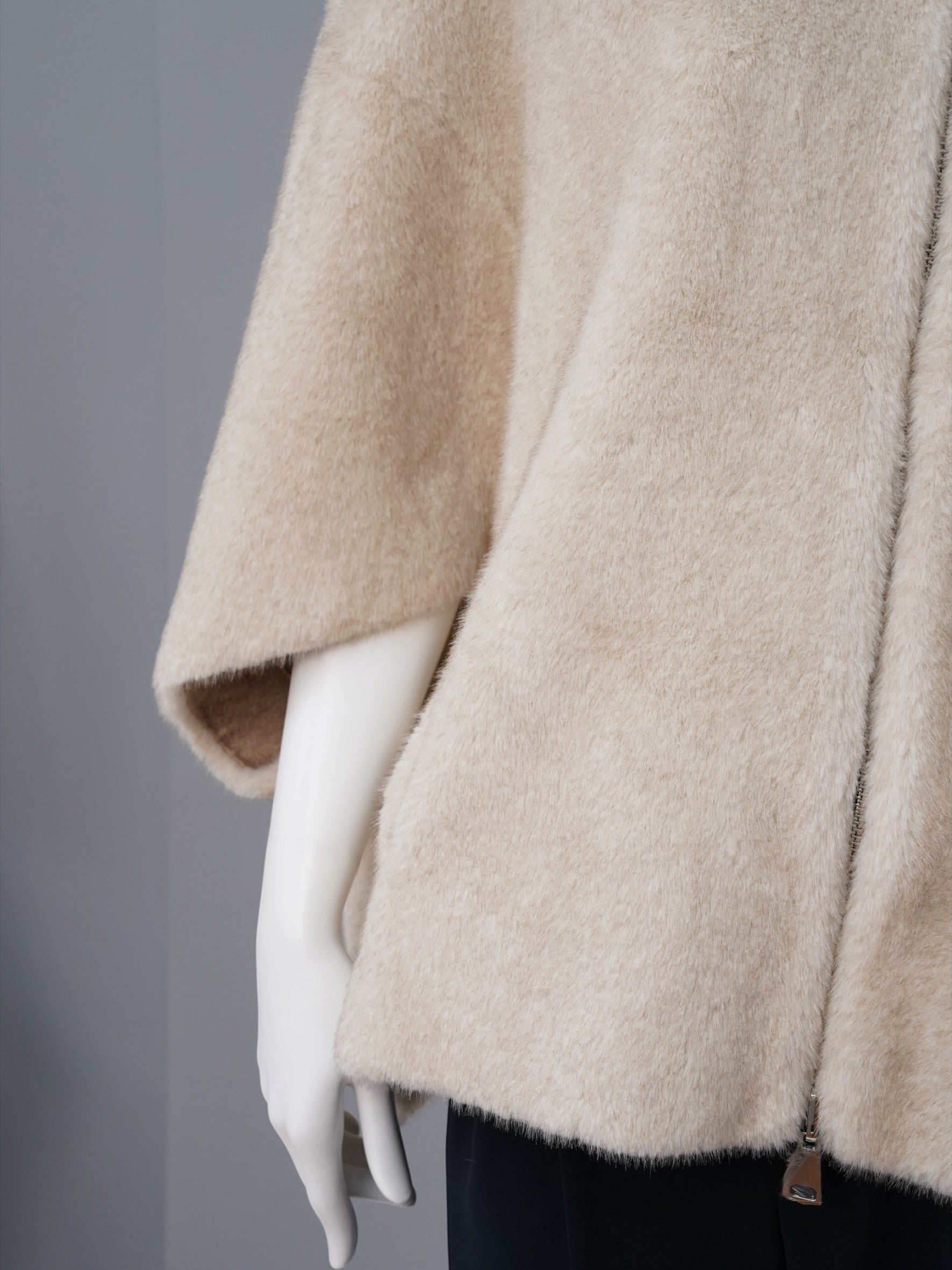 Beige wendbares Kunstfell-Cape mit Kapuze von Betta Corradi – Ansicht 4