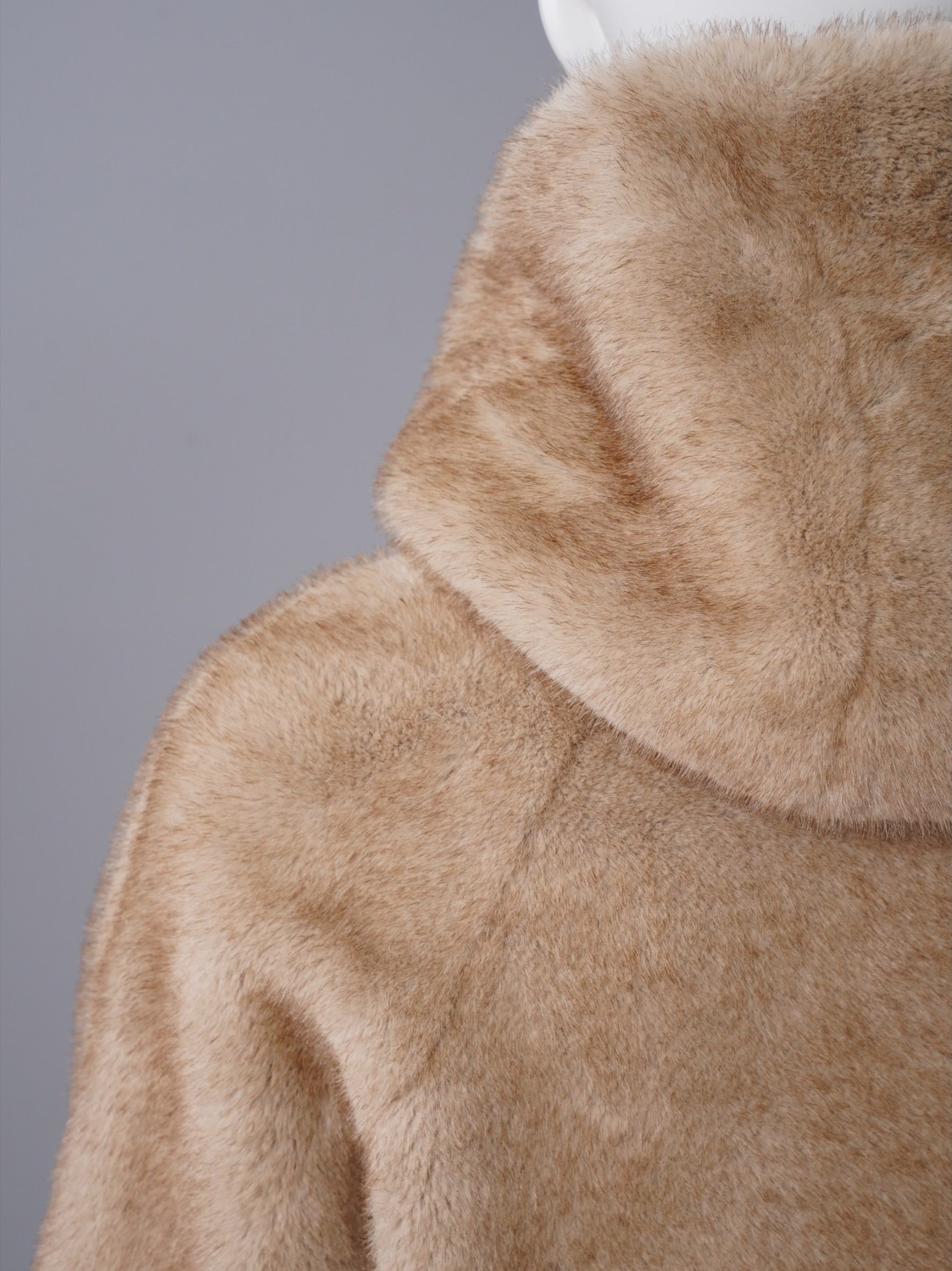 Beige wendbare Kunstfell-Jacke mit Kapuze von Betta Corradi – Ansicht 3
