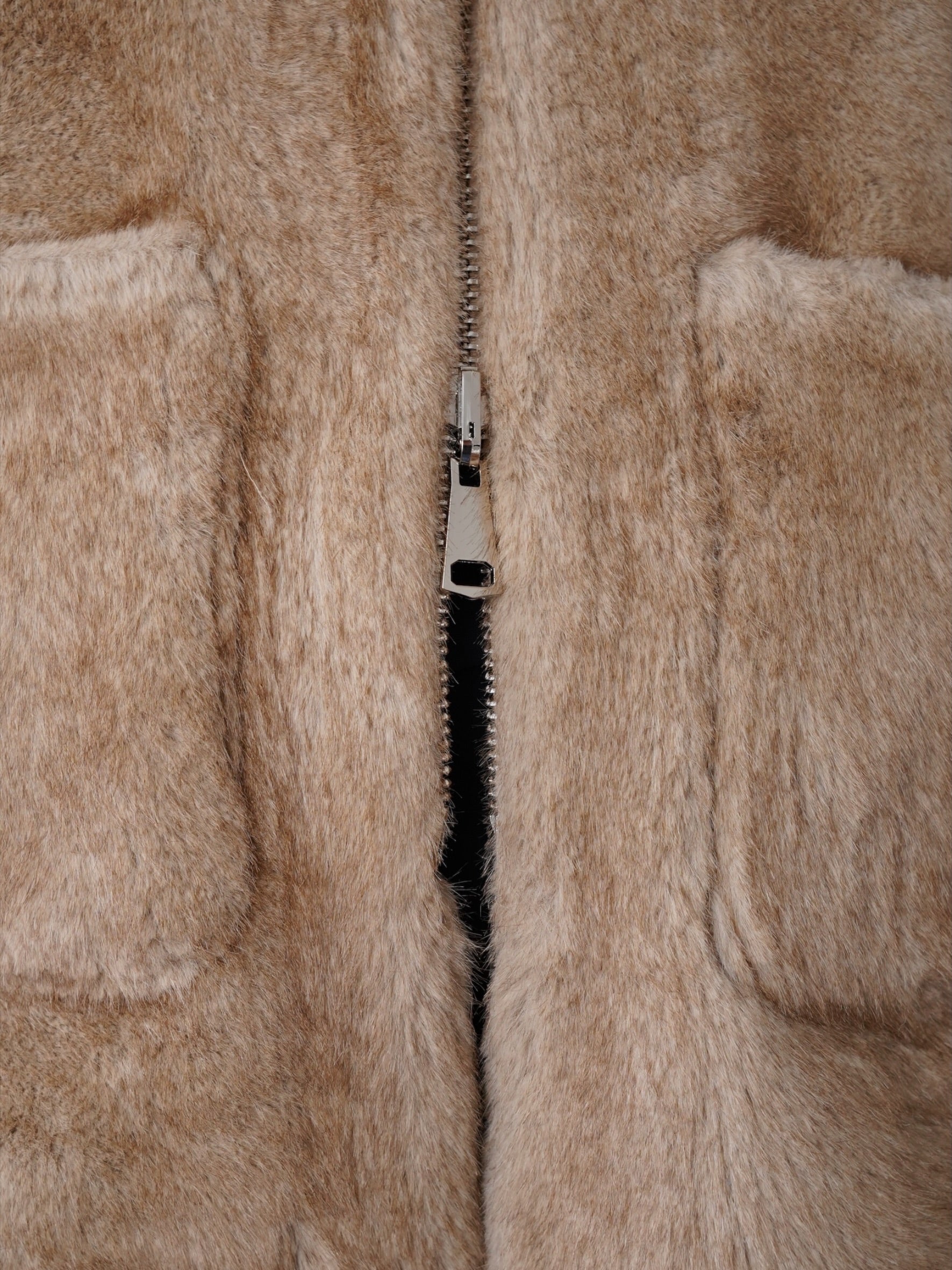 Beige wendbare Kunstfell-Jacke mit Kapuze von Betta Corradi – Ansicht 5
