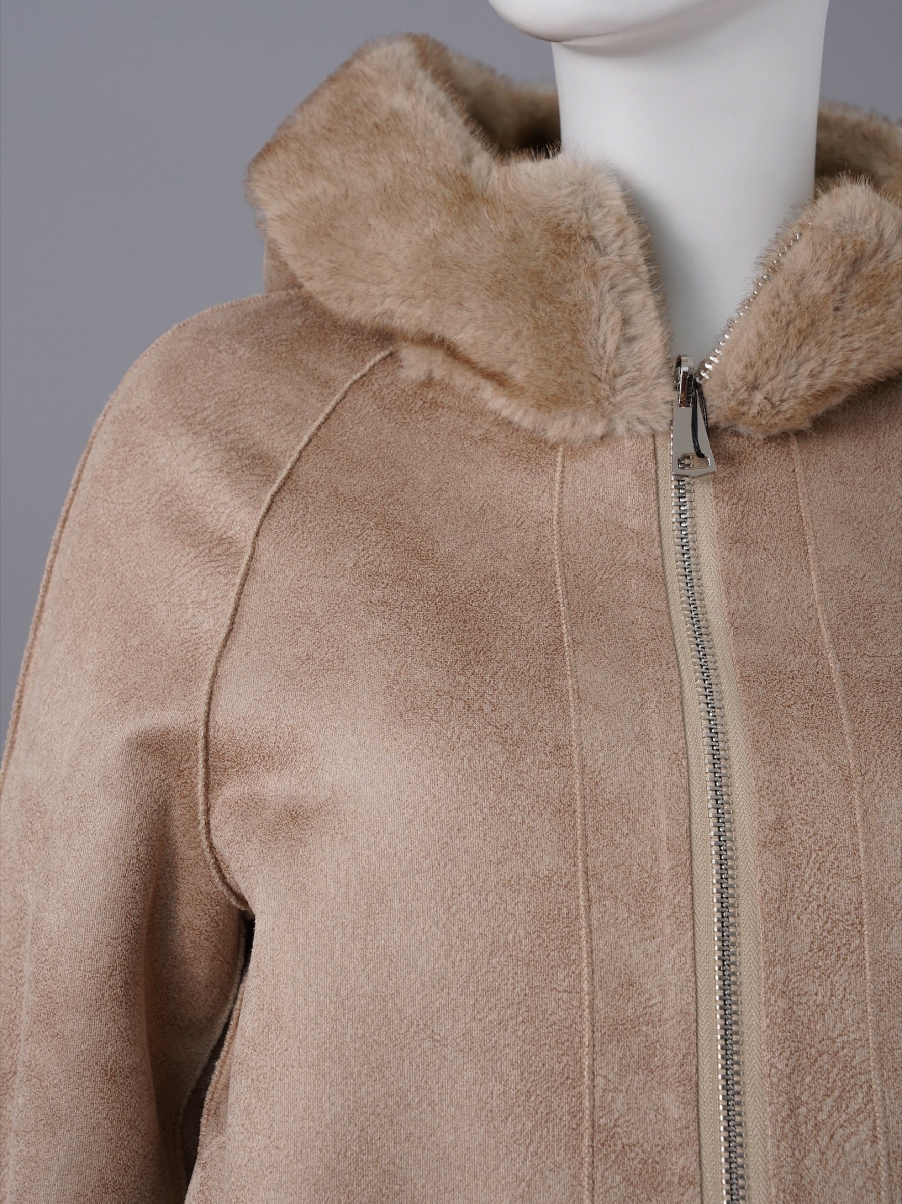 Beige wendbare Kunstfell-Jacke mit Kapuze von Betta Corradi – Ansicht 6