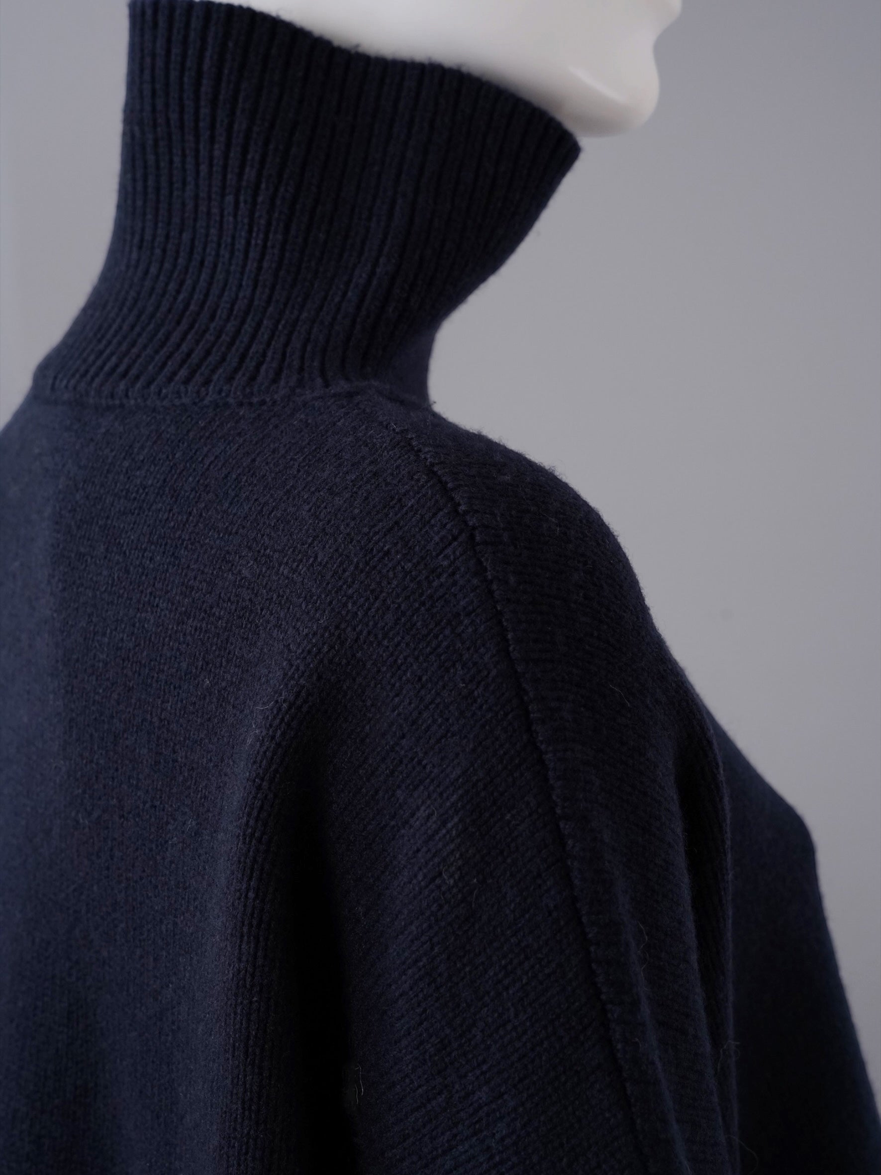 Dunkelblauer Rollkragenpullover aus Wolle von FFC – Ansicht 2
