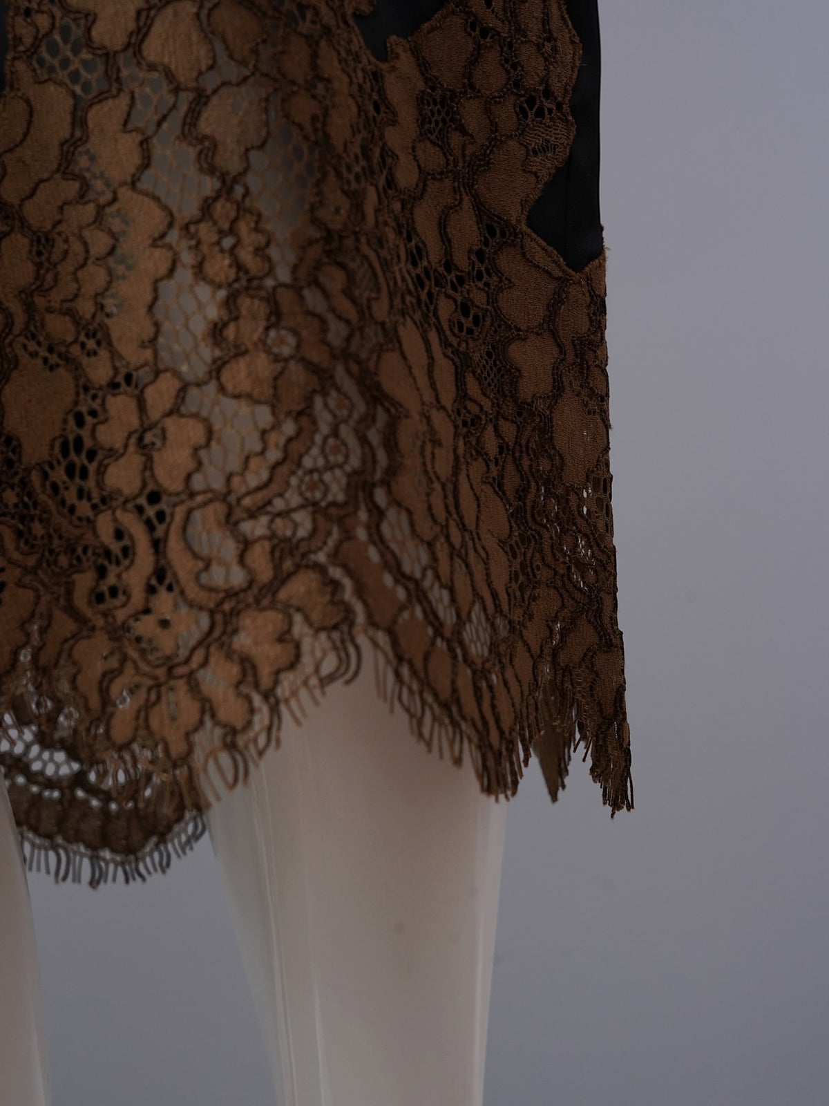 Schwarzer Satin-Rock mit Spitzen-Applikation von Dorothee Schumacher – Ansicht 4