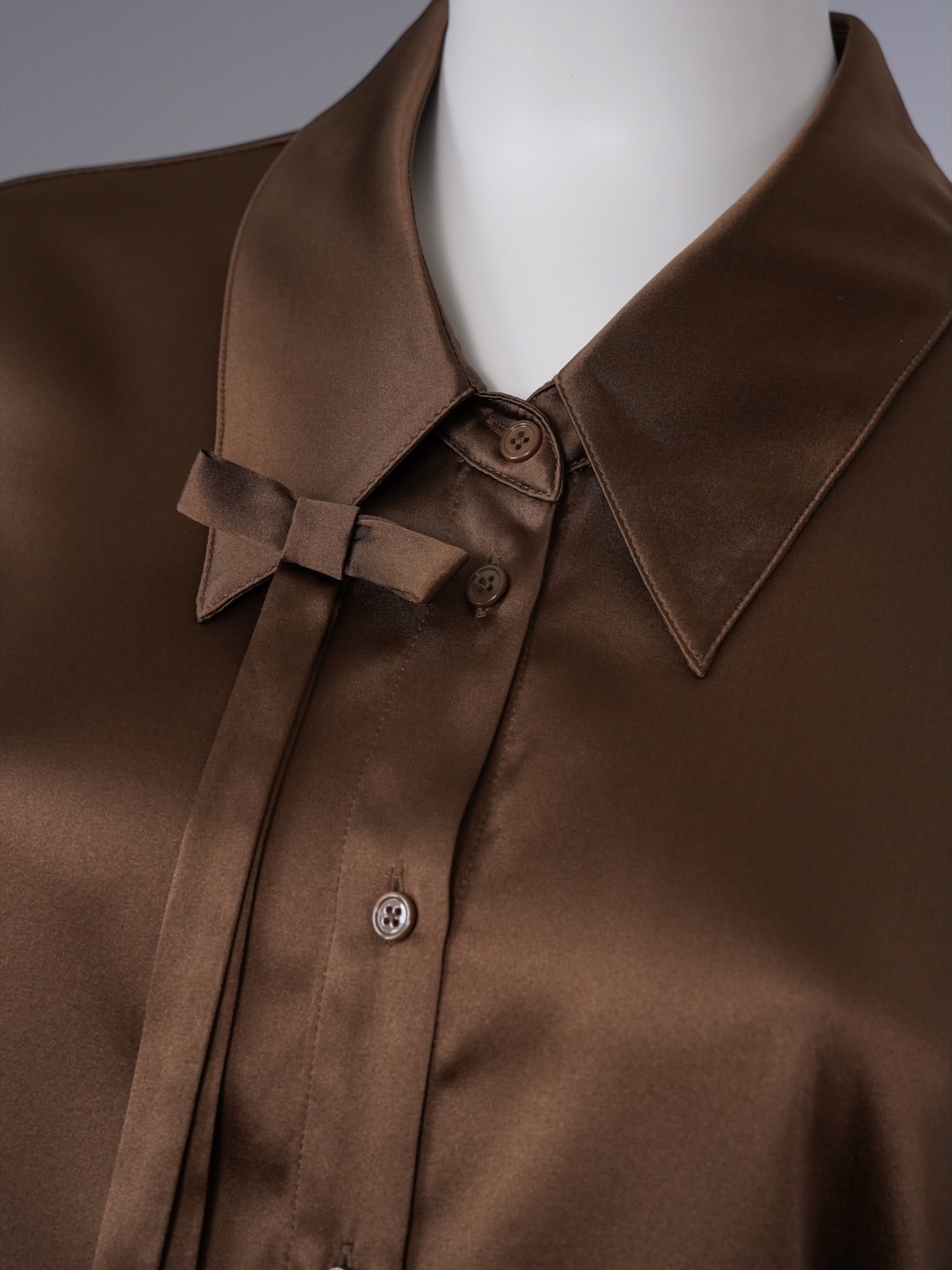 Cognacfarbene Seidenbluse mit Schluppe von Dorothee Schumacher – Ansicht 5