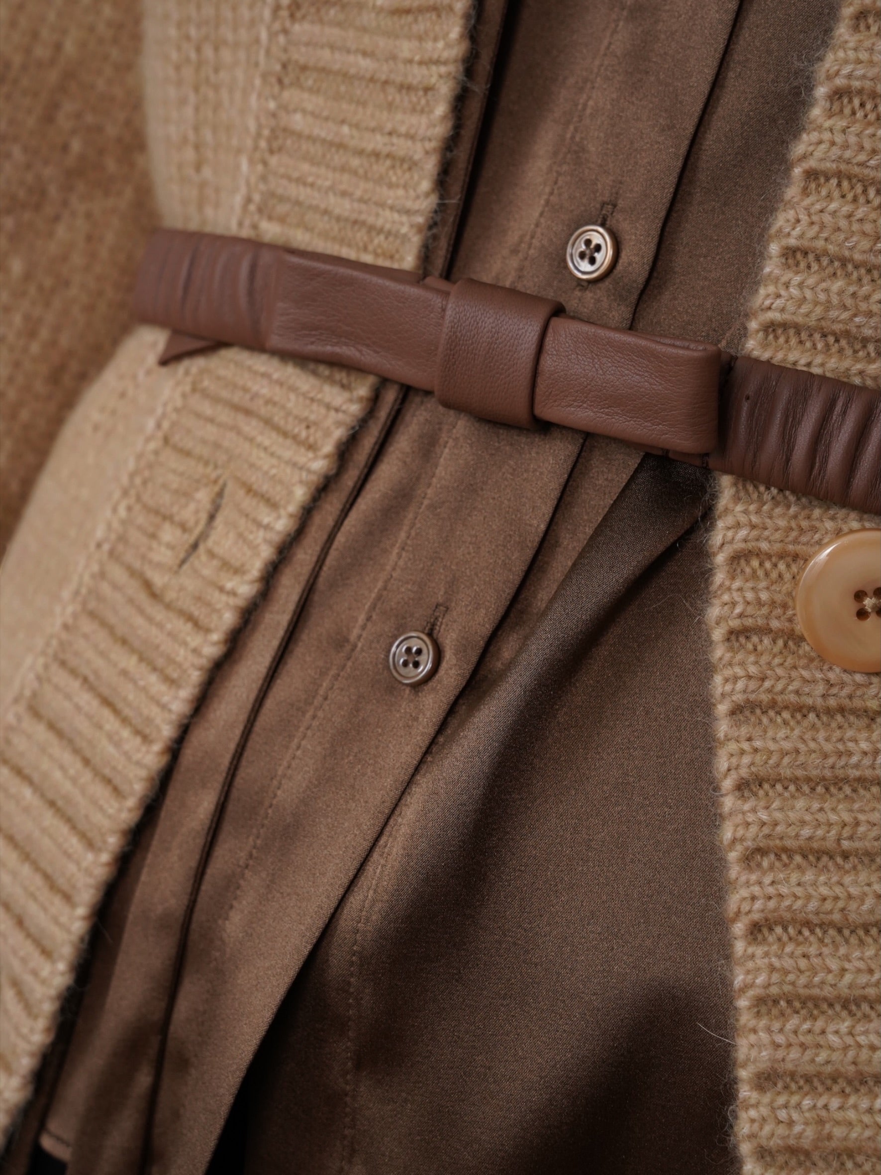 Camelfarbene Strickjacke mit V-Ausschnitt von Dorothee Schumacher – Ansicht 4