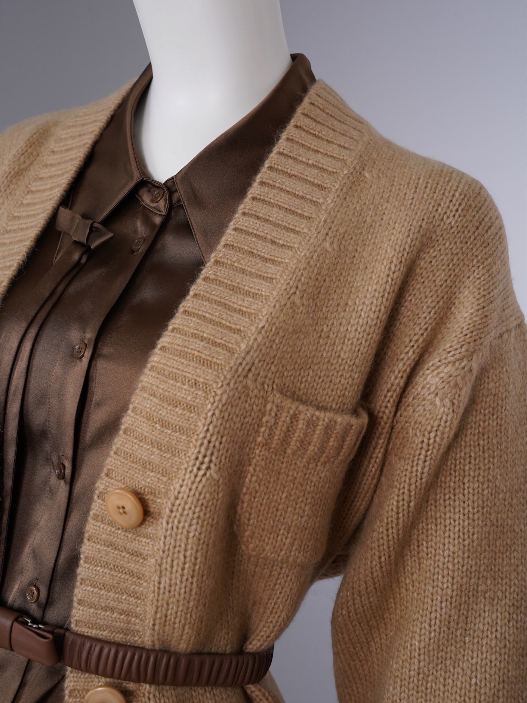 Camelfarbene Strickjacke mit V-Ausschnitt von Dorothee Schumacher – Ansicht 7