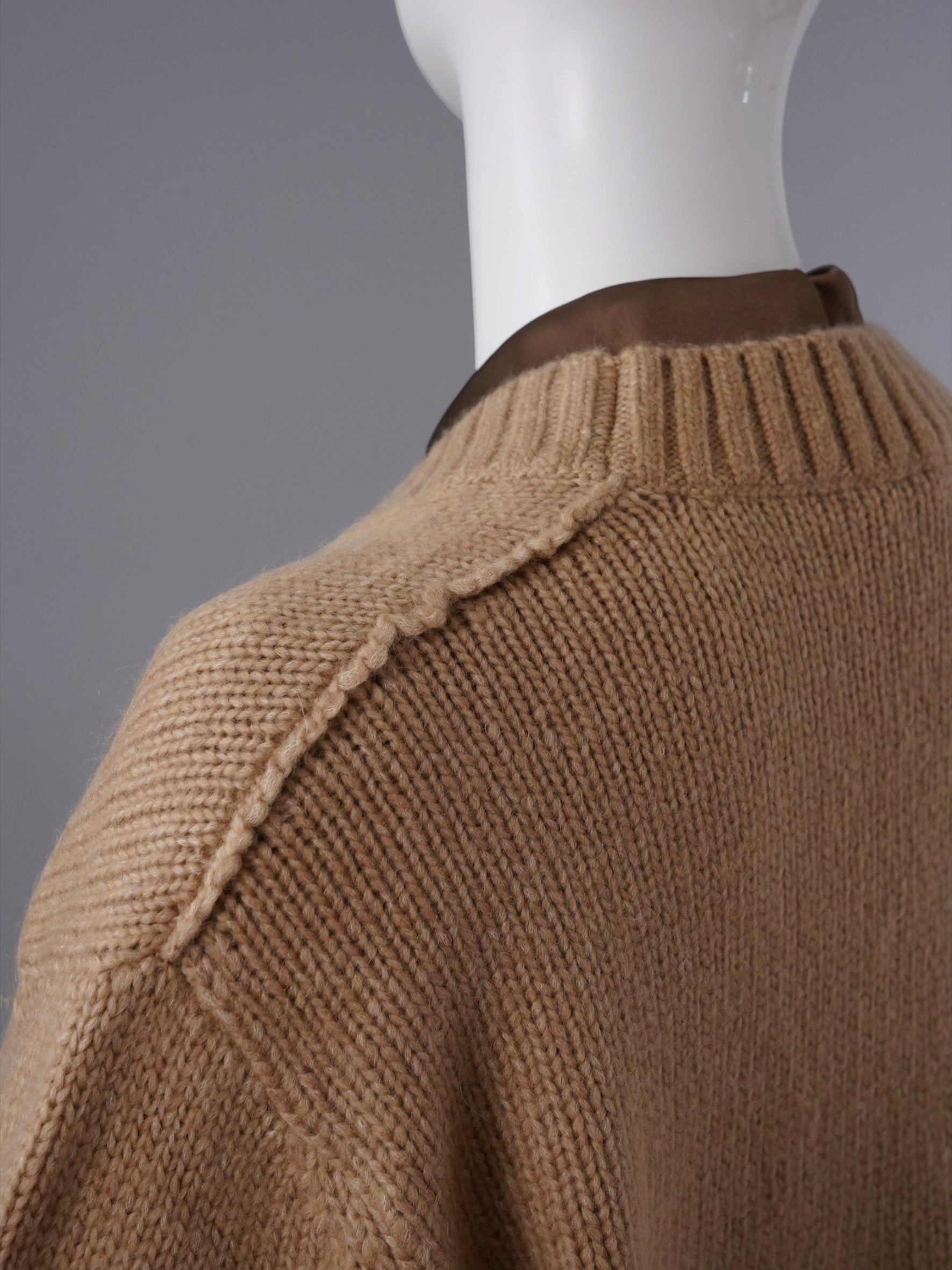 Camelfarbene Strickjacke mit V-Ausschnitt von Dorothee Schumacher – Ansicht 9