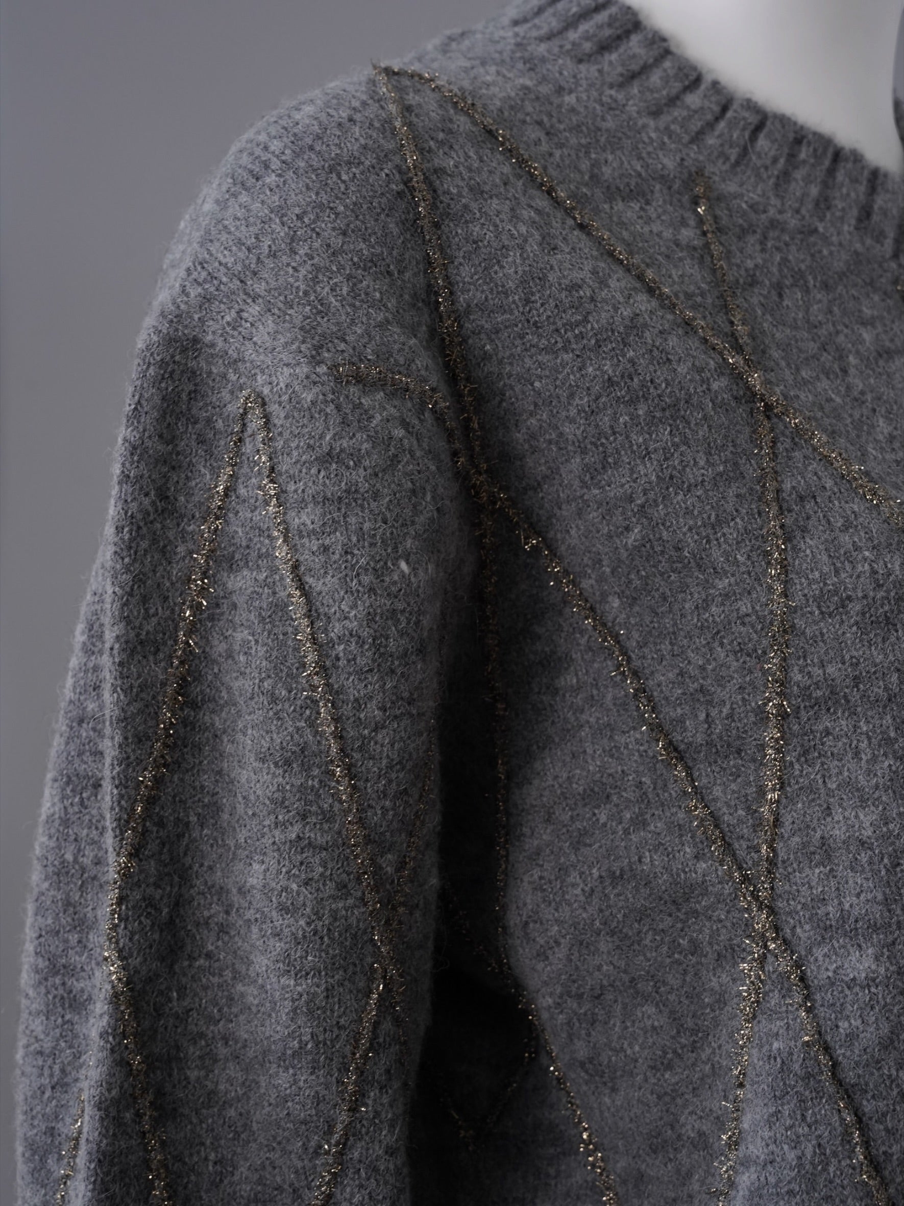 Grauer Strickpullover mit goldenem Rautenmuster von Dorothee Schumacher – Ansicht 5