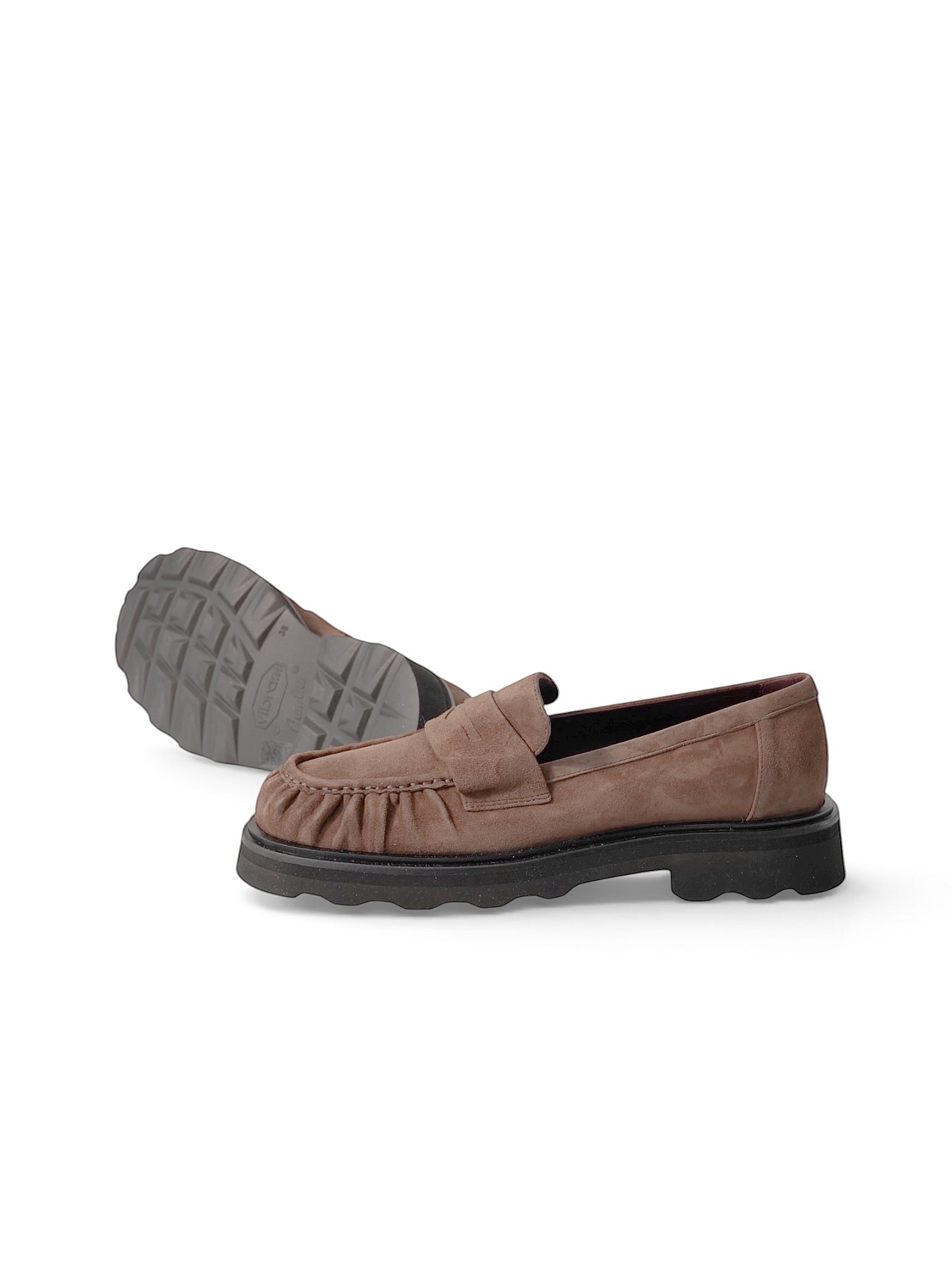 Pomme d'Or Loafer in Taupe aus Nubukleder mit Vibram-Profilsohle – Seiten- und Sohlenansicht