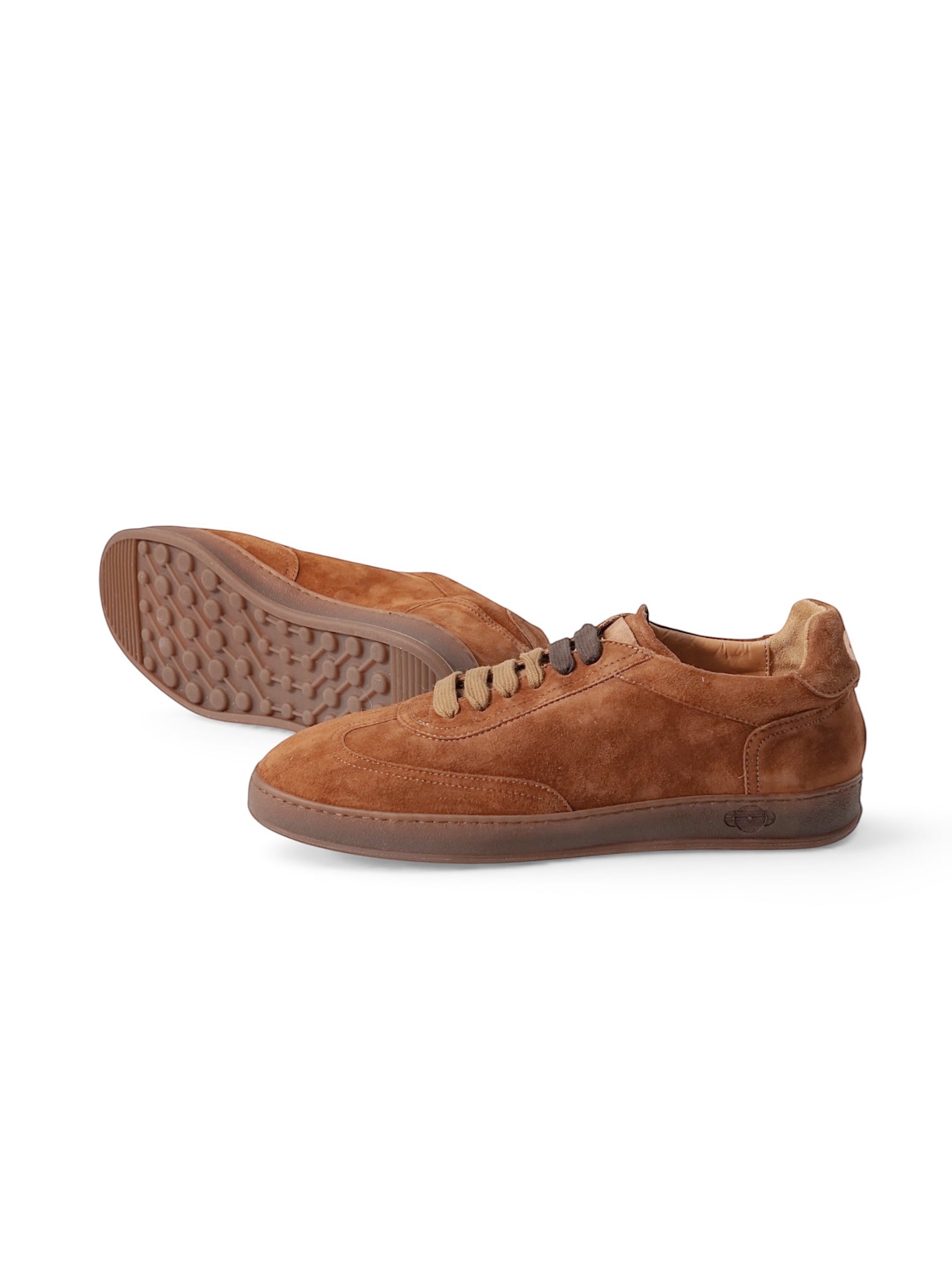 Soldini Sneaker aus cognacbraunem Veloursleder mit Gummisohle – Seiten- und Sohlenansicht