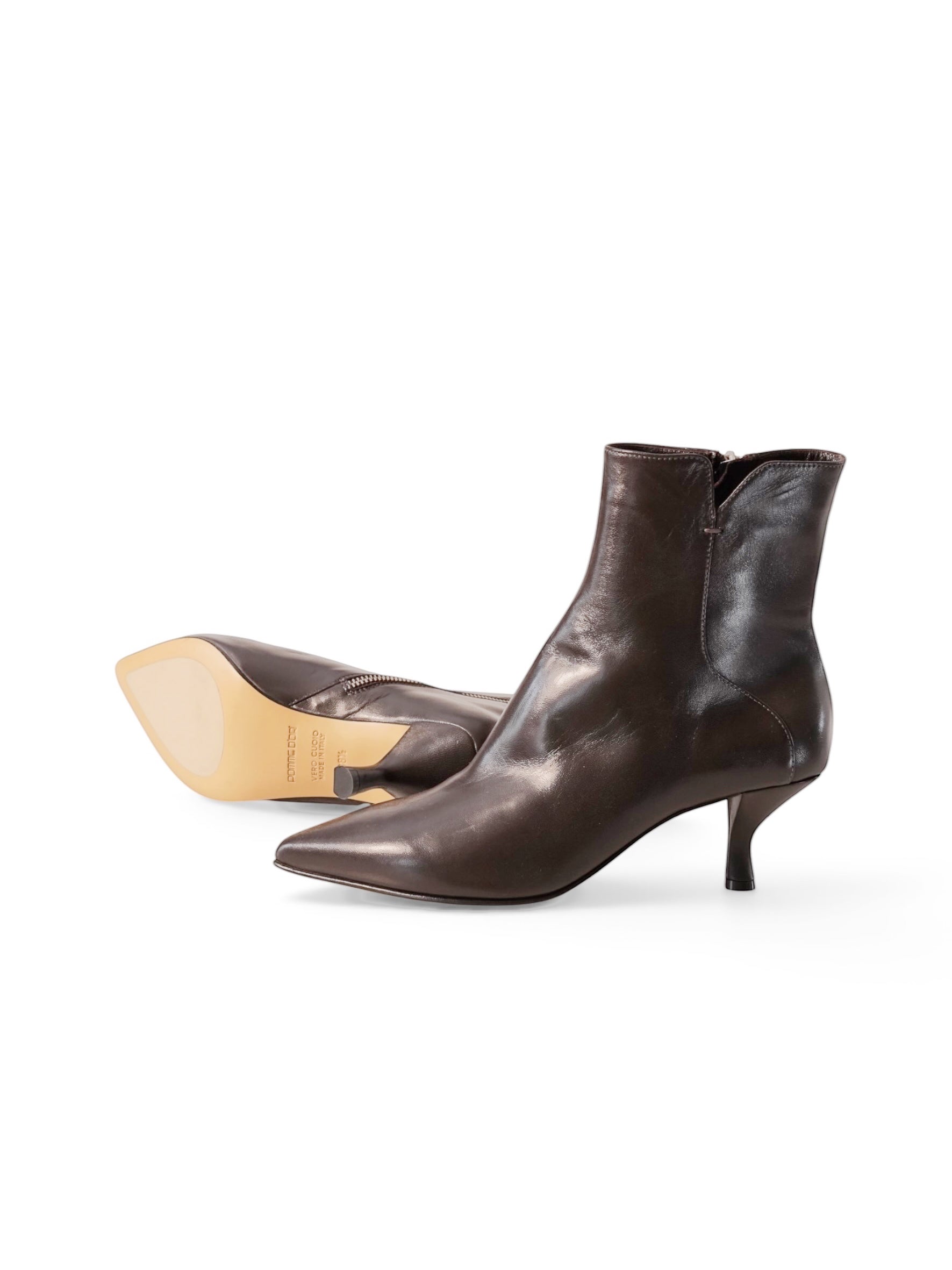 Pomme d'Or Stiefelette in Dunkelbraun mit Kitten-Heel und Ledersohle – Seiten- und Sohlenansicht