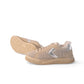 Voile Blanche Sneaker in Beige mit silbernem Logo und geriffelter Sohle – Seiten- und Sohlenansicht