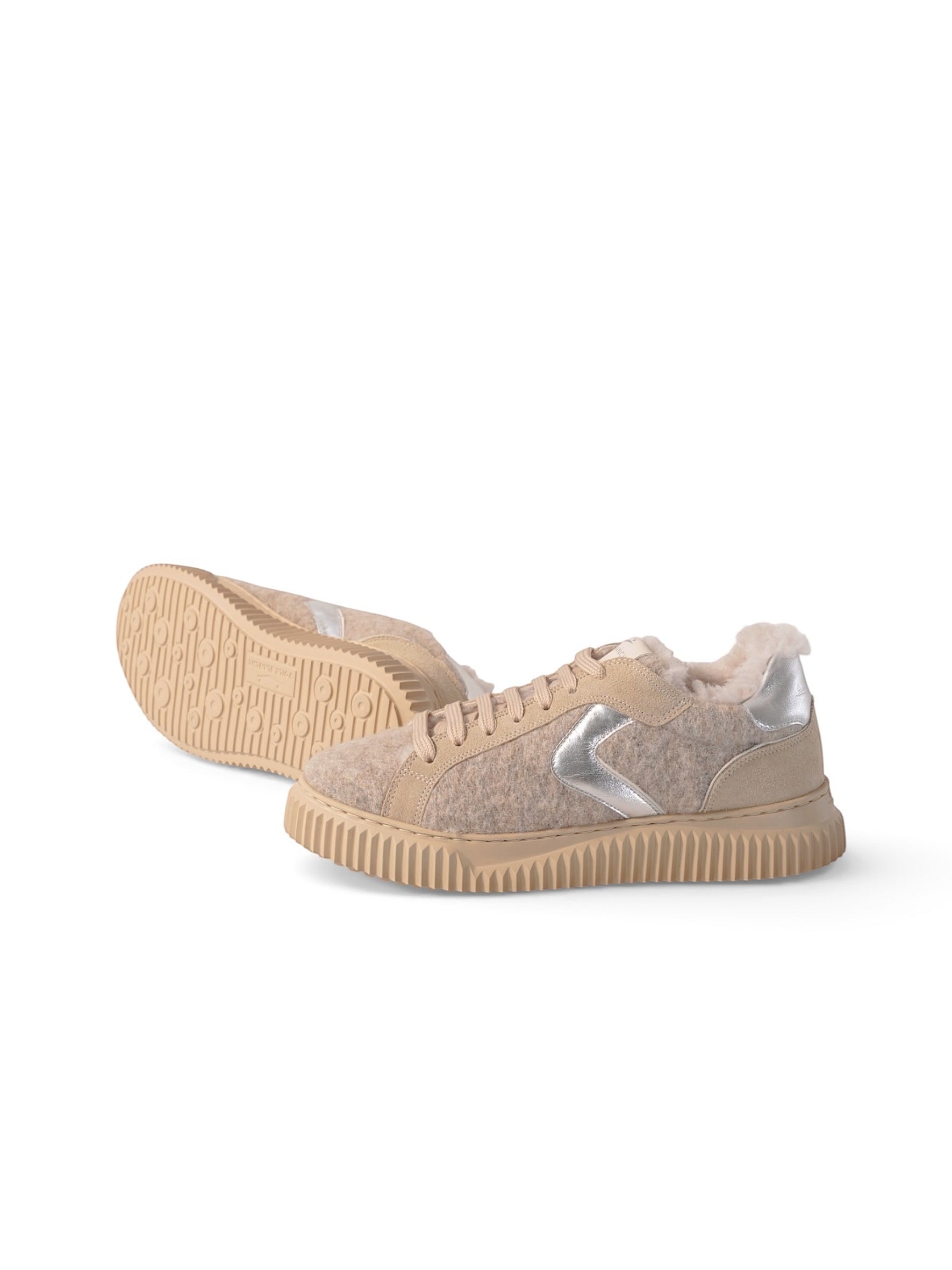 Voile Blanche Sneaker in Beige mit silbernem Logo und geriffelter Sohle – Seiten- und Sohlenansicht