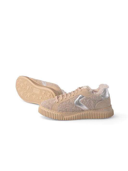 Voile Blanche Sneaker in Beige mit silbernem Logo und geriffelter Sohle – Seiten- und Sohlenansicht