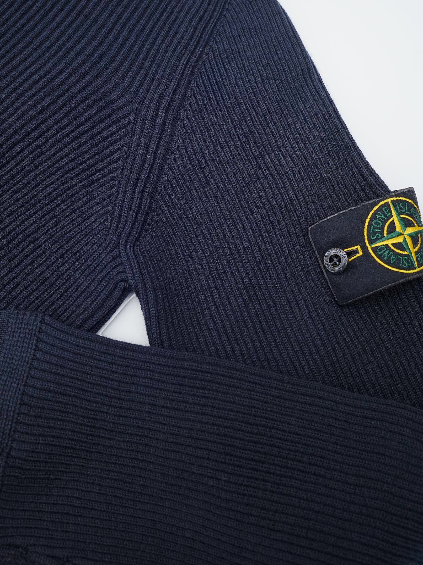 Dunkelblauer Rollkragenpullover aus Rippstrick von Stone Island – Ansicht 2