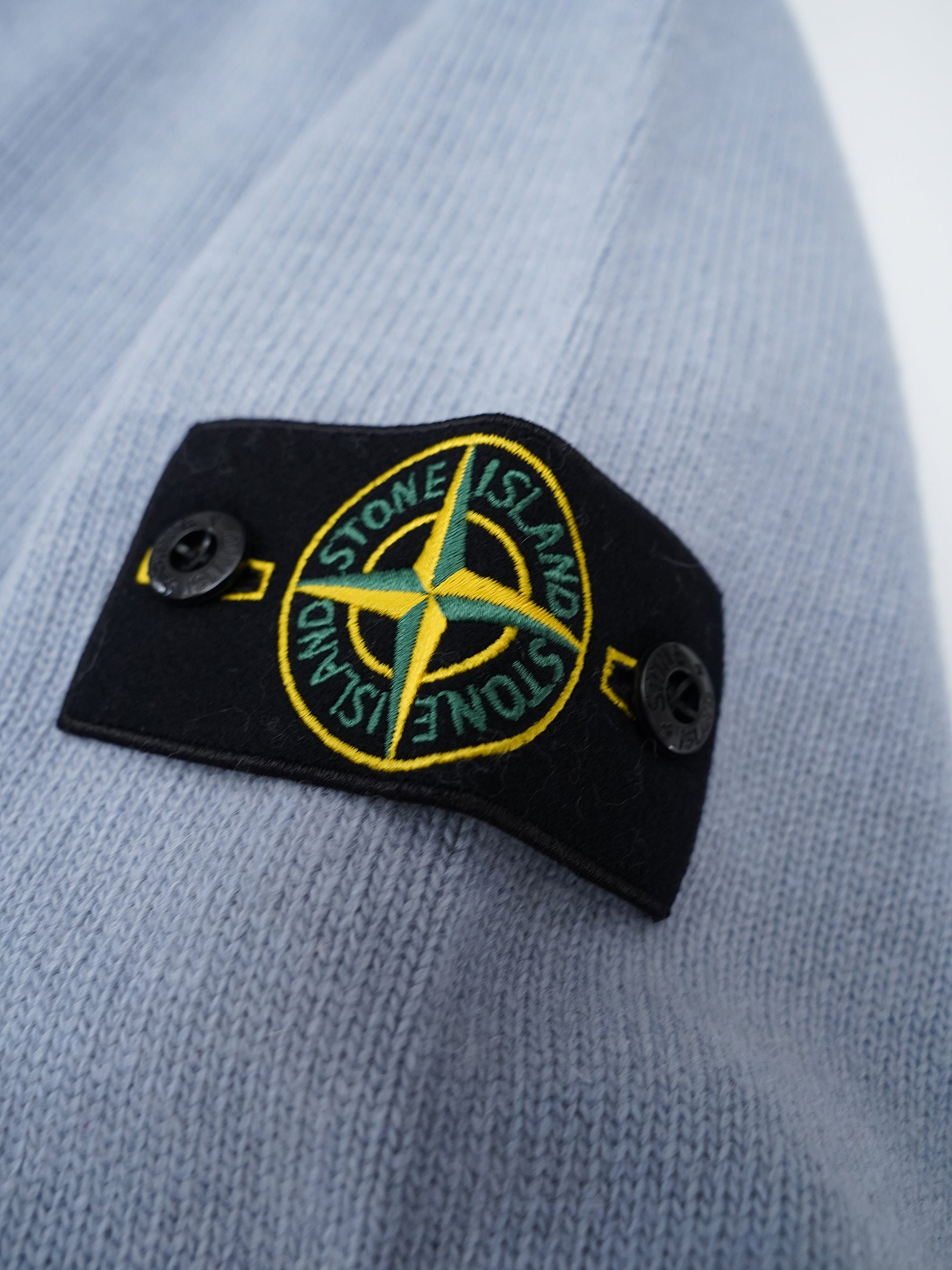 Hellblauer Troyer mit Knopfleiste von Stone Island – Ansicht 2