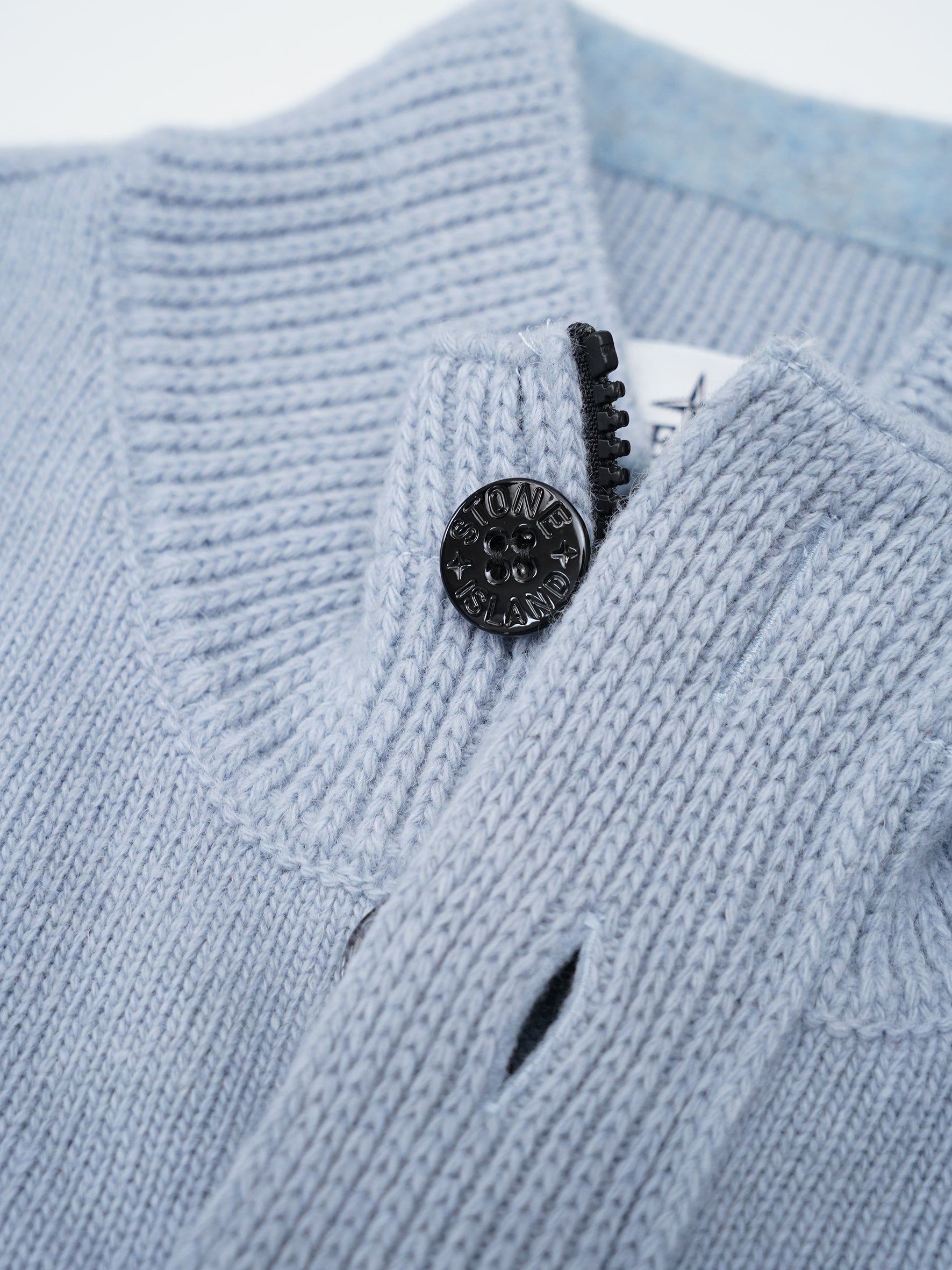 Hellblauer Troyer mit Knopfleiste von Stone Island – Ansicht 4