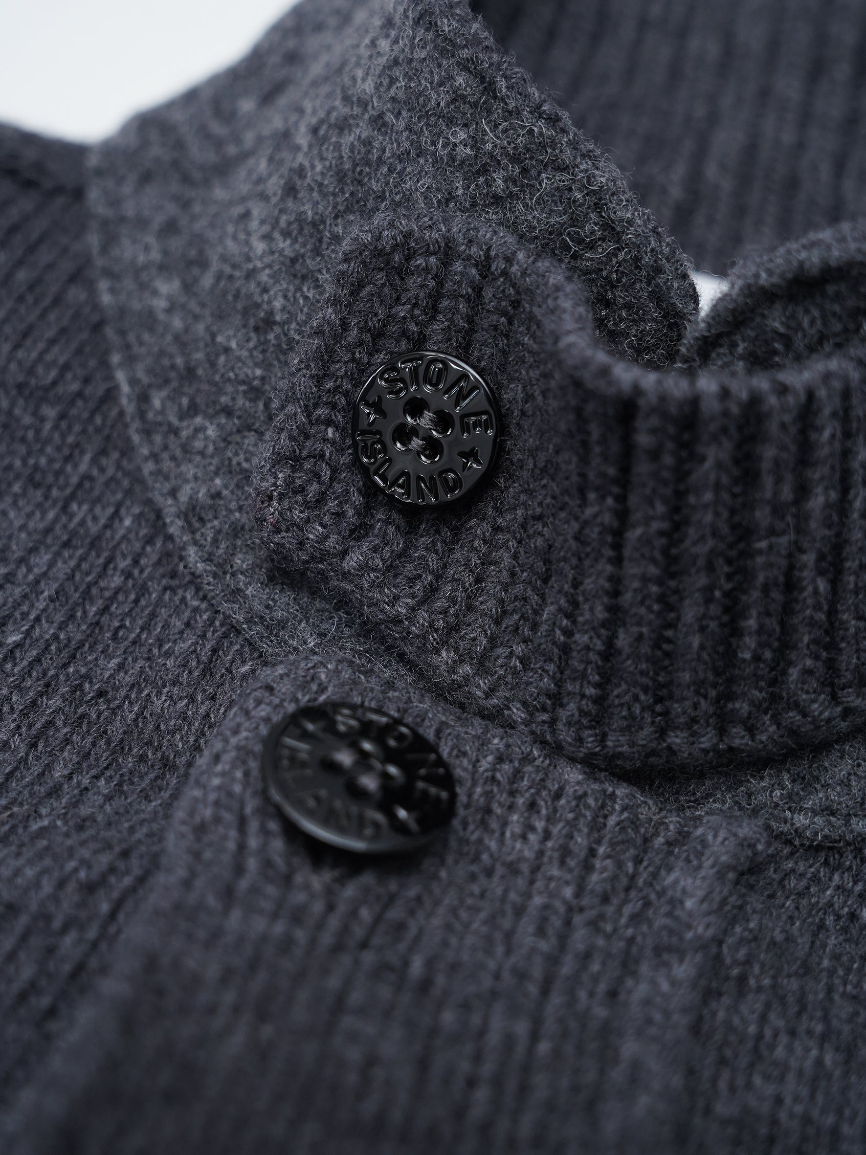 Anthrazitfarbener Strick-Cardigan mit Zip und Knopfleiste von Stone Island – Ansicht 3