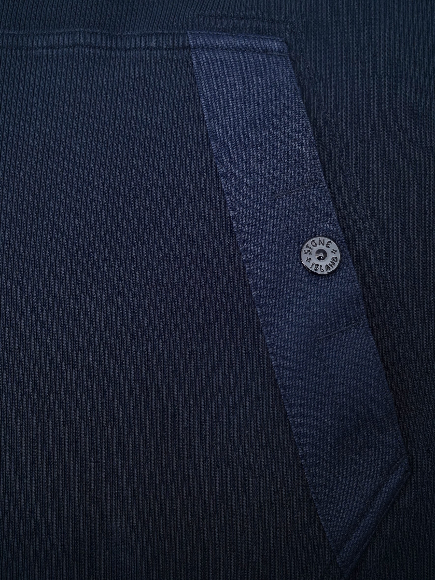 Marineblaue Sweatjacke mit Kapuze und Rippenstruktur von Stone Island – Ansicht 3