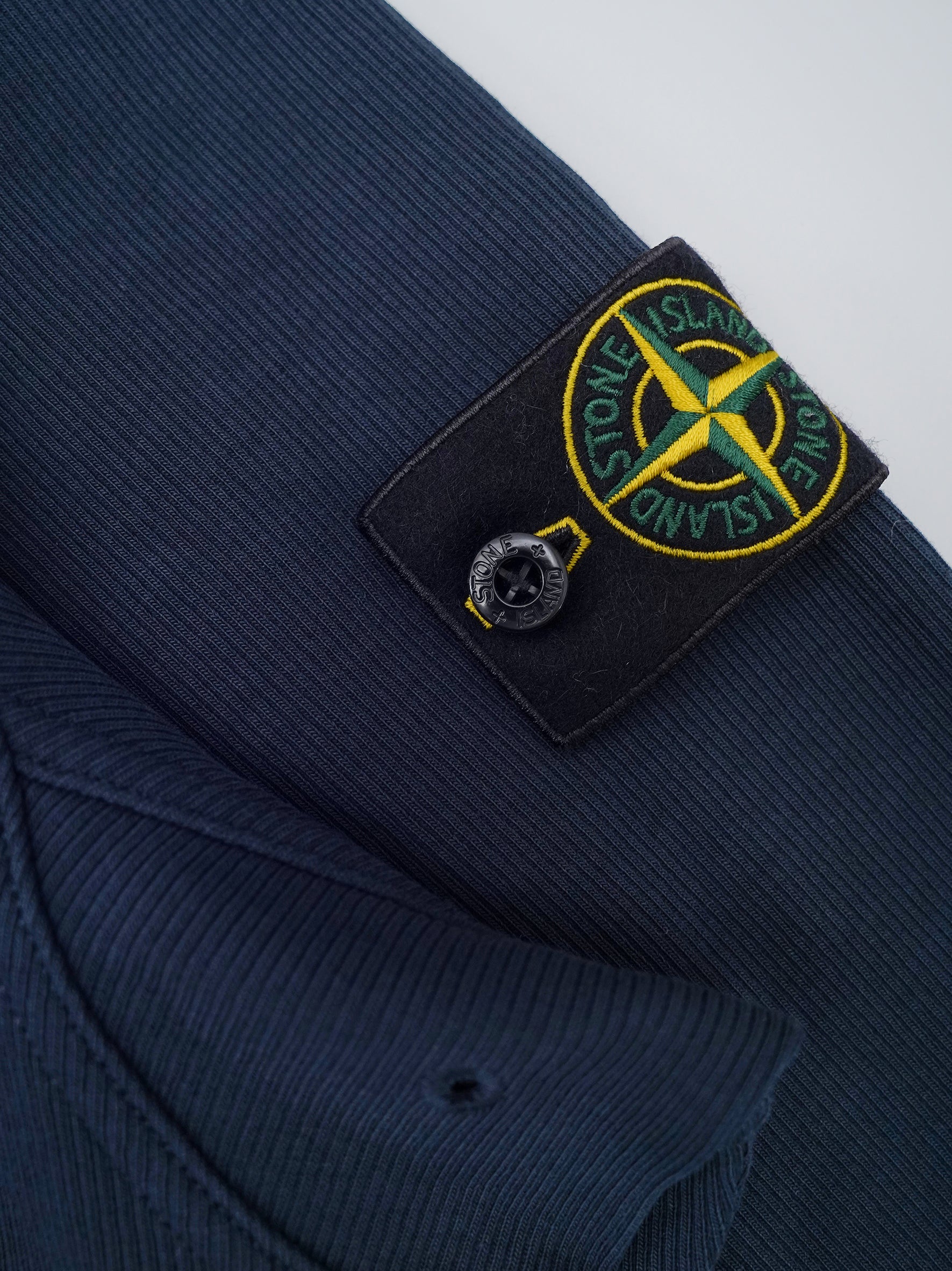 Marineblaue Sweatjacke mit Kapuze und Rippenstruktur von Stone Island – Ansicht 2