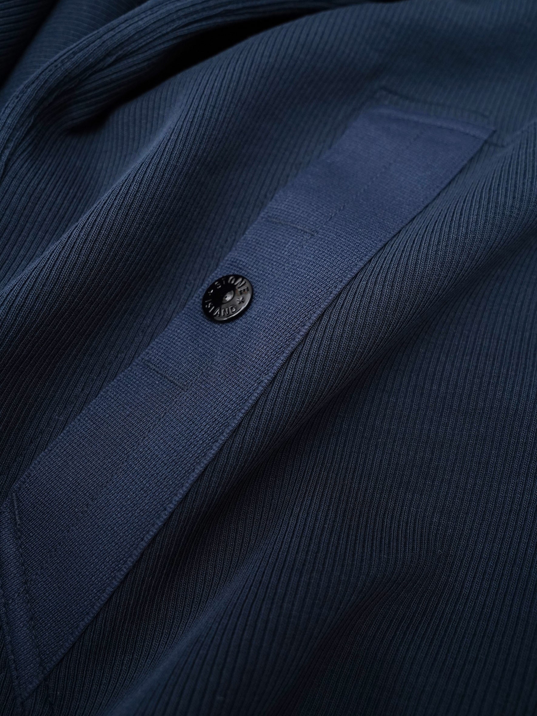Marineblaue Sweatjacke mit Kapuze und Rippenstruktur von Stone Island – Ansicht 4