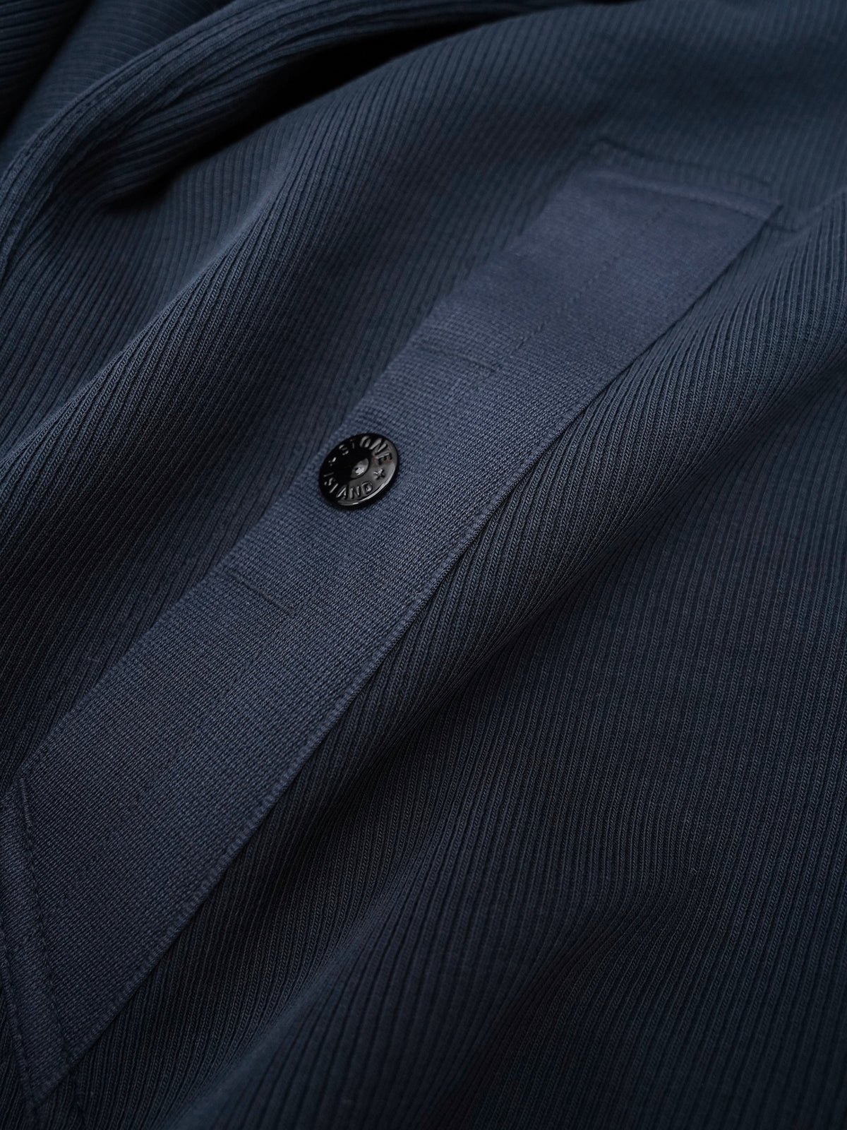 Marineblaue Sweatjacke mit Kapuze und Rippenstruktur von Stone Island – Ansicht 4