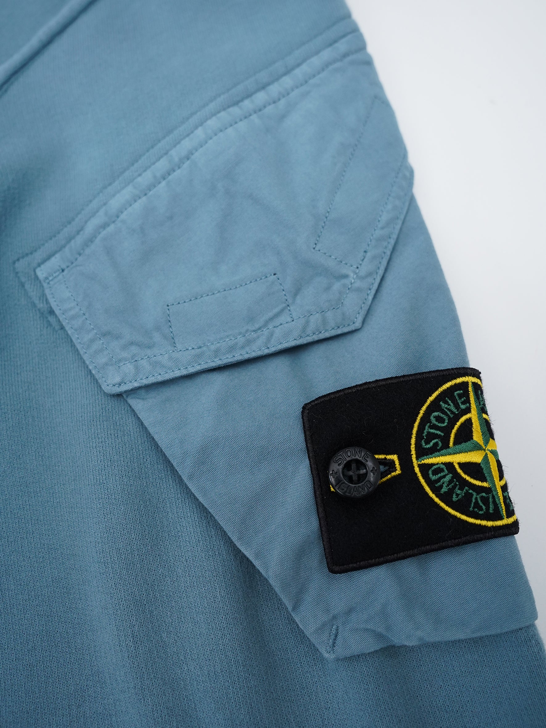 Mittelblaues Sweatshirt mit Ärmeltasche von Stone Island – Ansicht 2