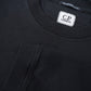 Schwarzes Langarmshirt mit Linsen-Badge