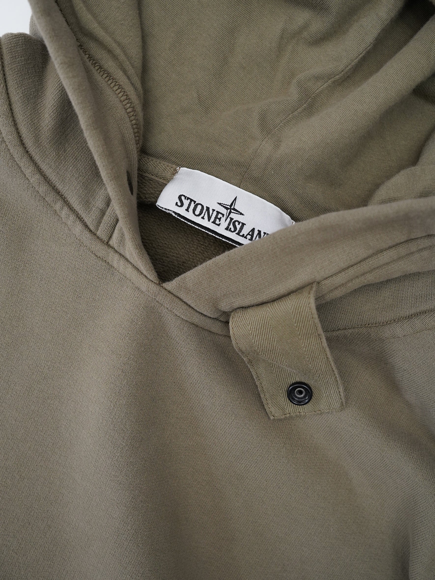 Khakifarbener Hoodie von Stone Island – Ansicht 2