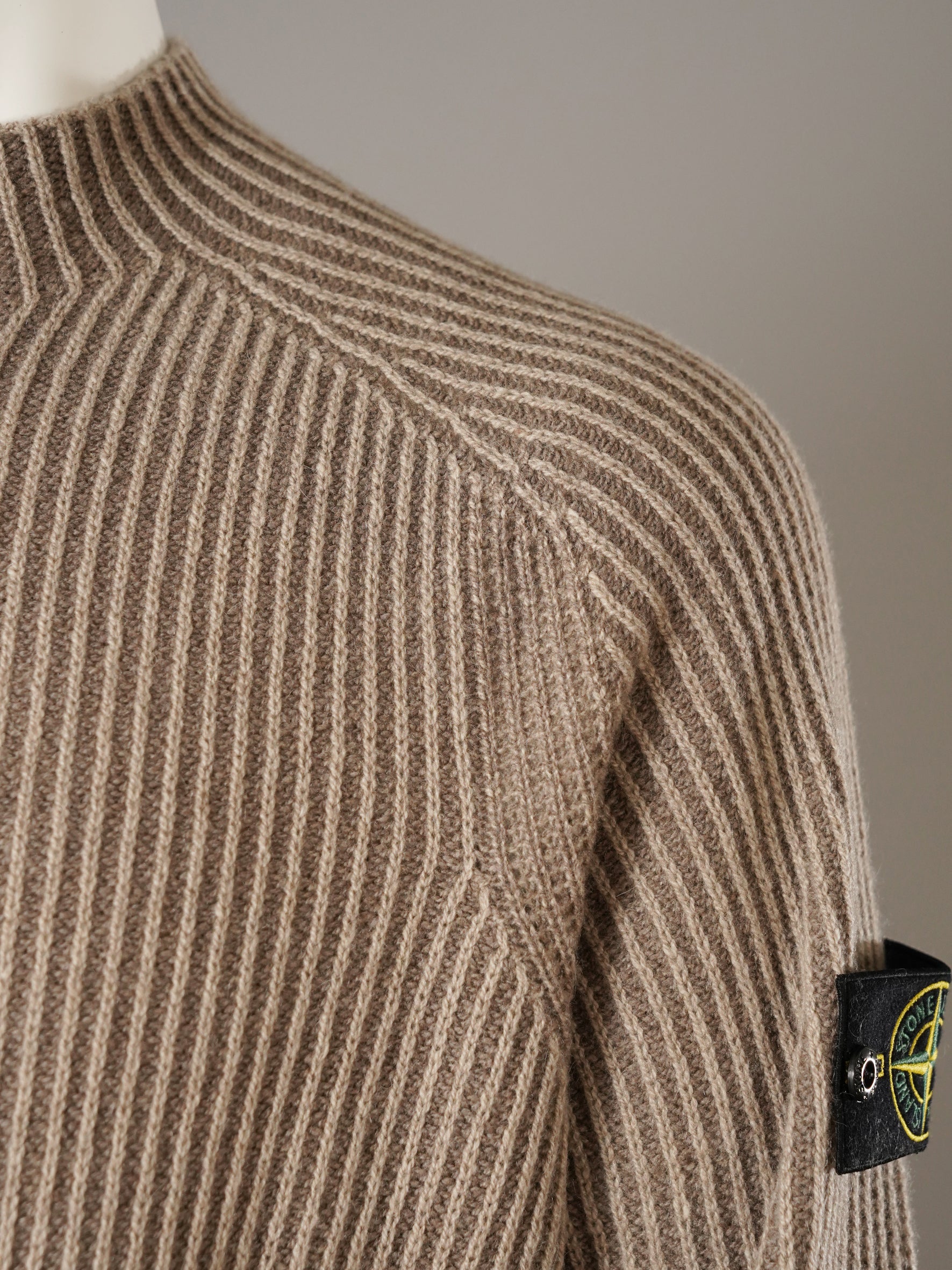 Beigefarbener Rippstrick-Pullover aus Cashmere von Stone Island – Ansicht 2