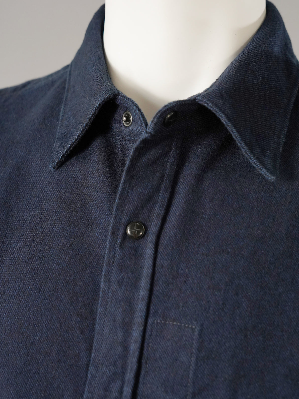 Dunkelblaues Flanell-Denim-Hemd von Stone Island – Ansicht 2