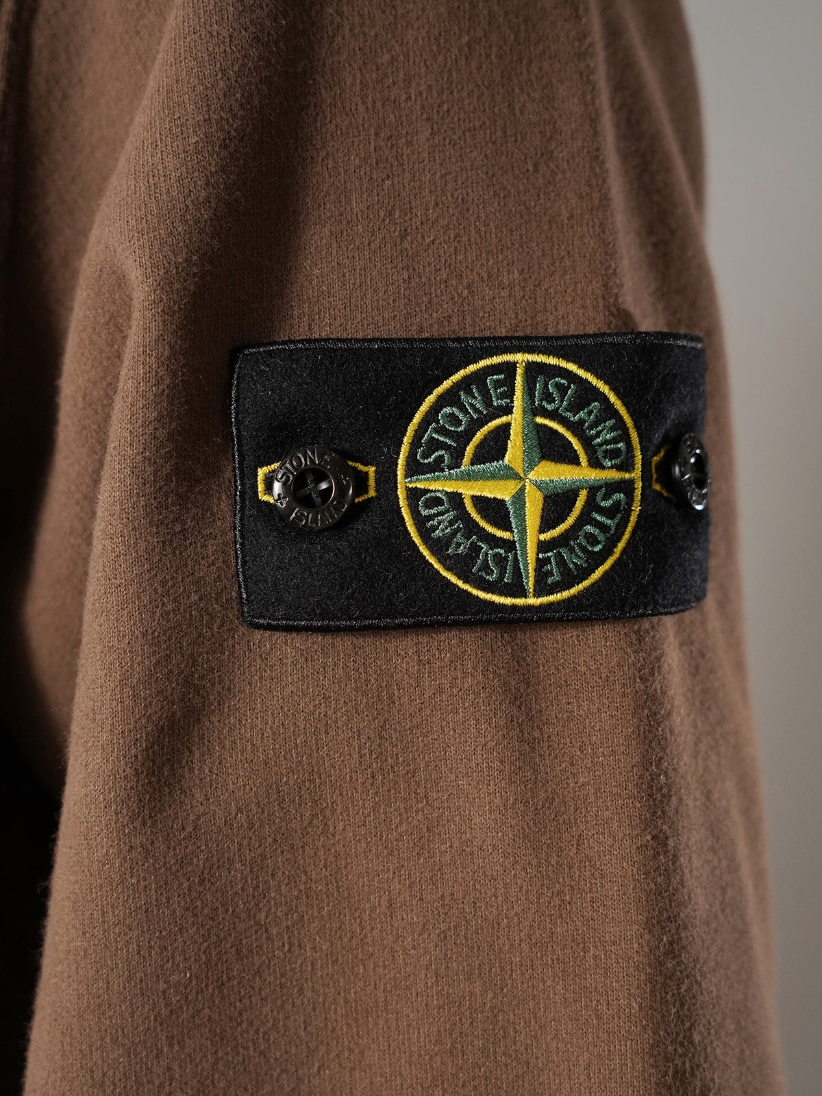 Braune Sweatjacke mit Kapuze von Stone Island – Ansicht 2