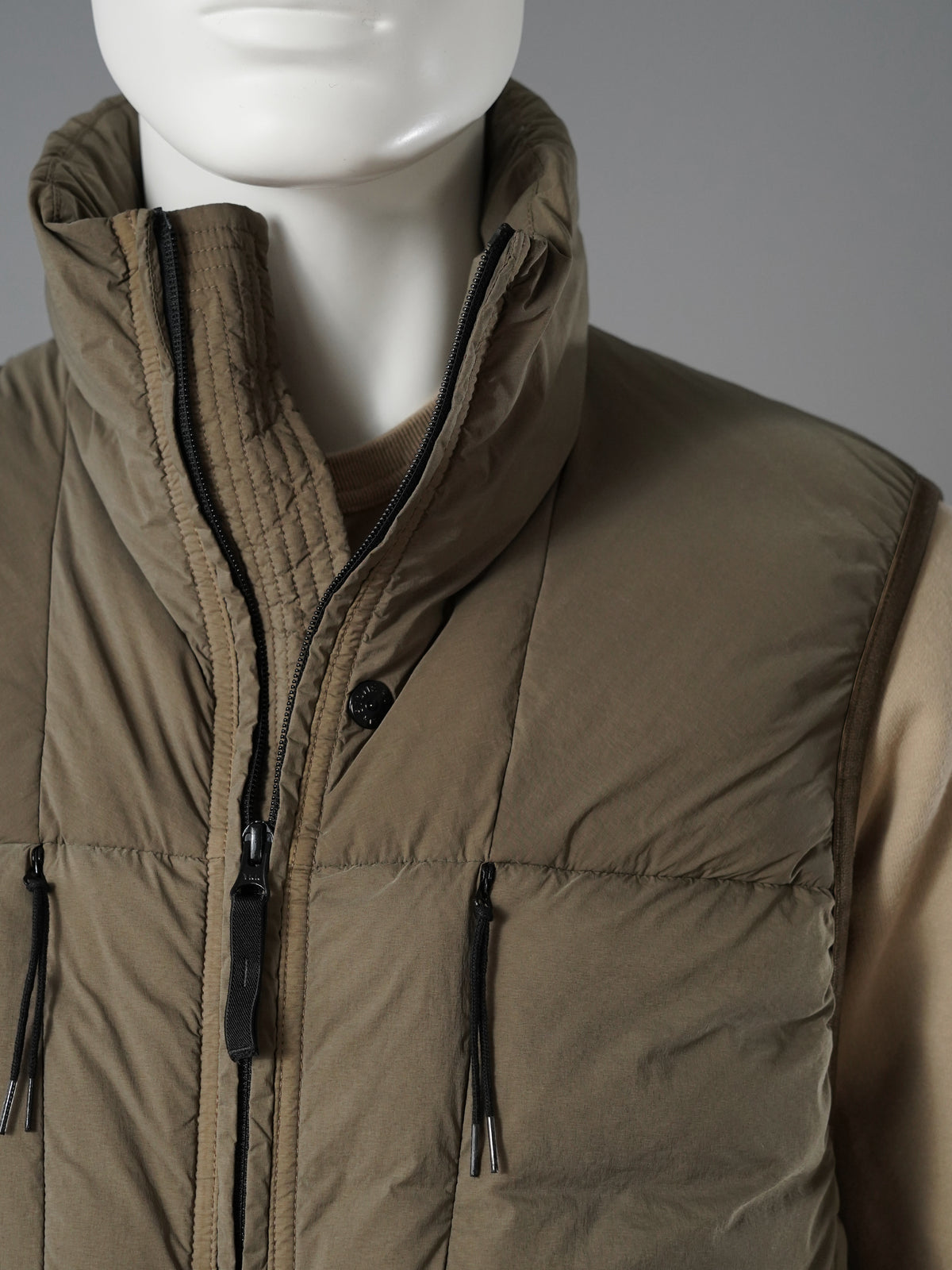 Camelfarbene Daunenweste von Stone Island – Ansicht 2