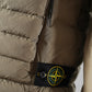 Camelfarbene Daunenweste von Stone Island – Ansicht 4