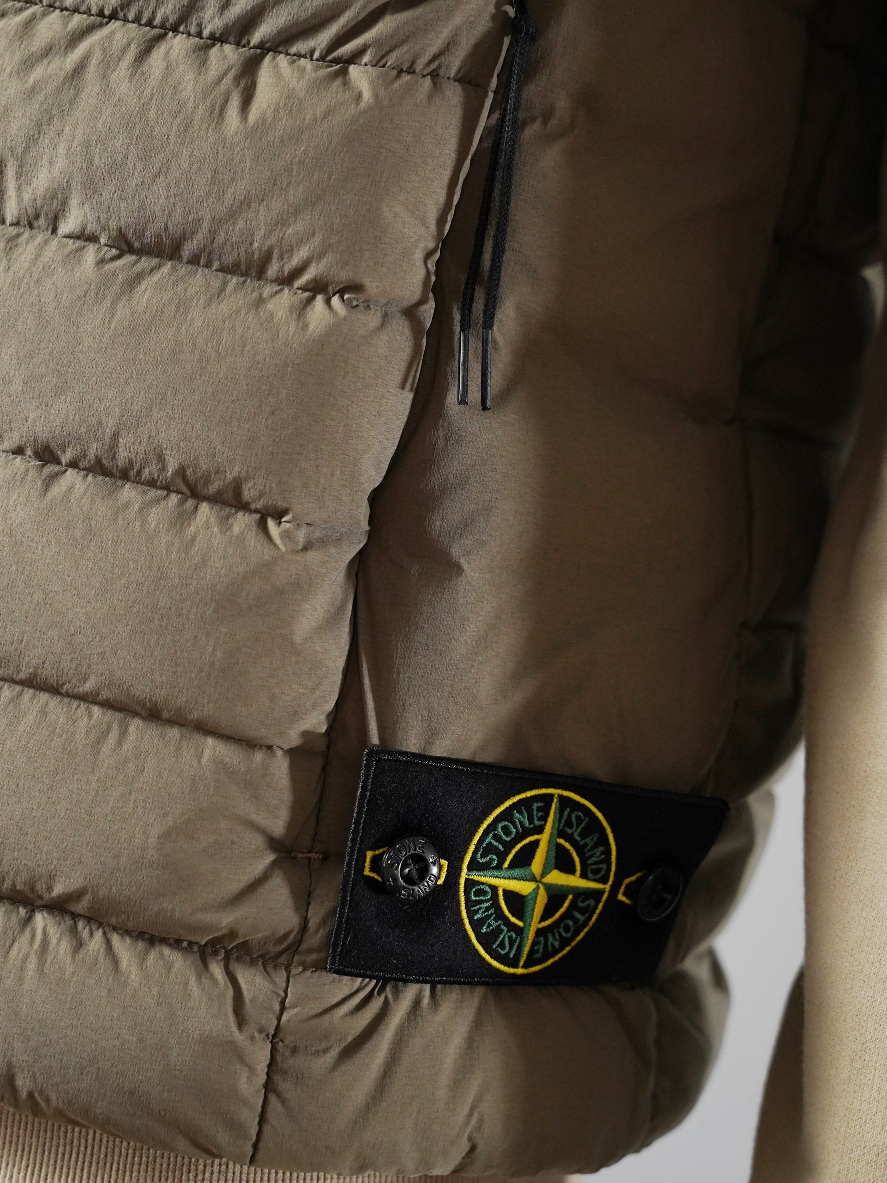 Camelfarbene Daunenweste von Stone Island – Ansicht 4