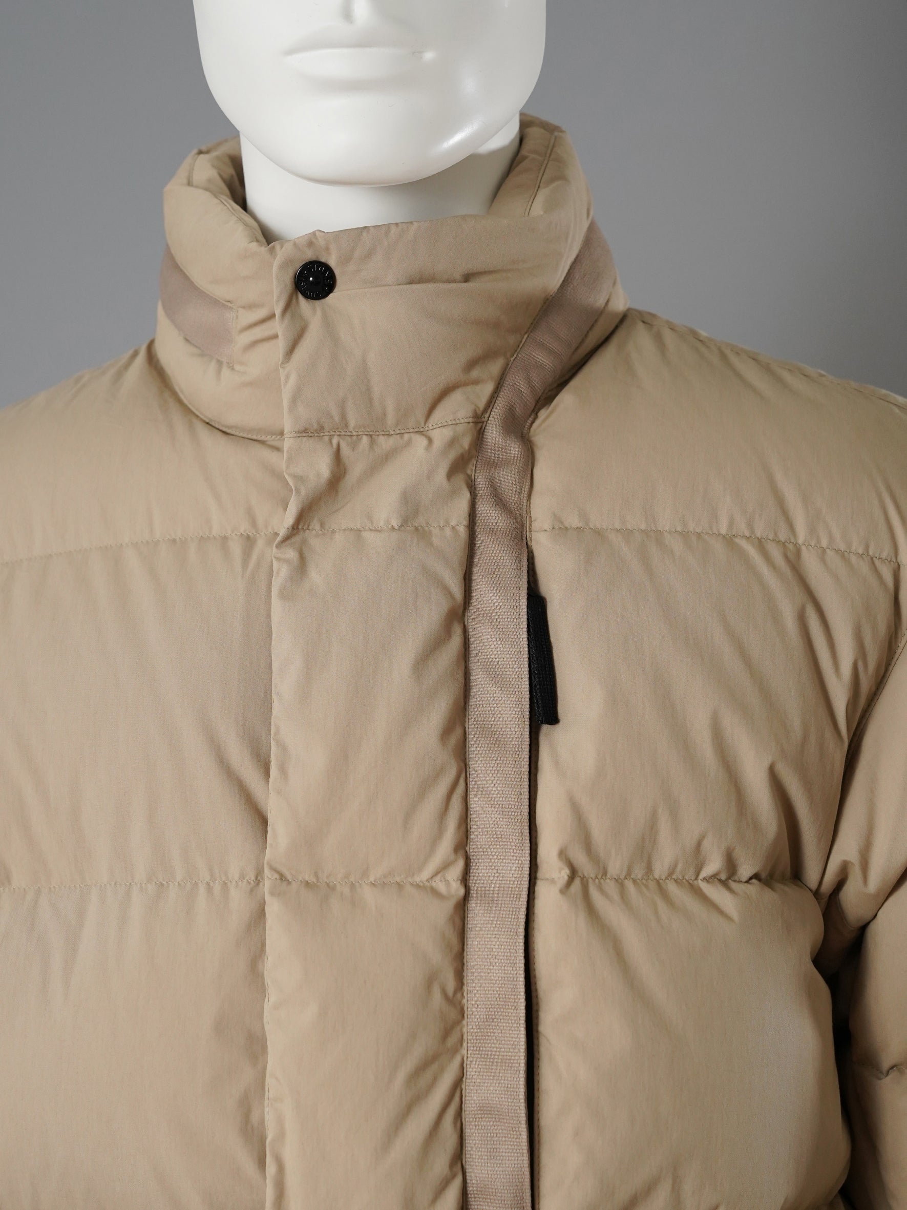 Sandfarbene Daunenjacke von Stone Island – Ansicht 2