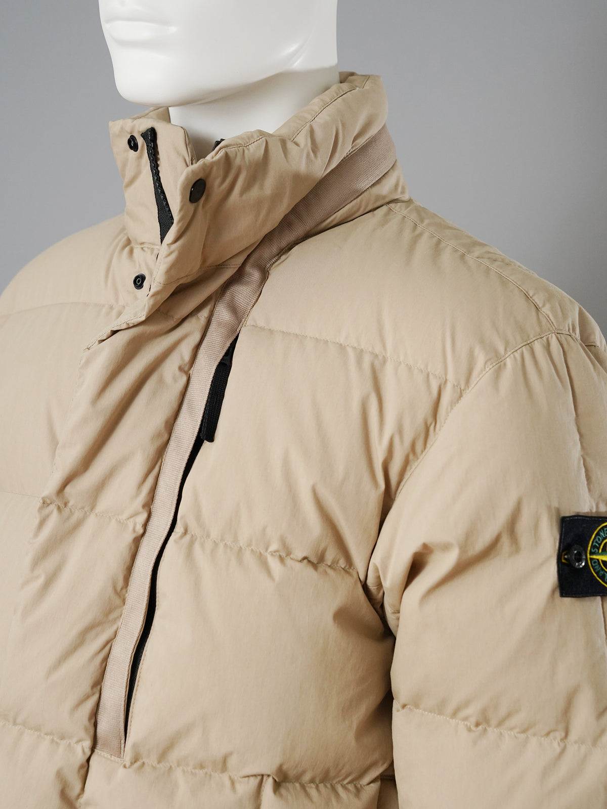 Sandfarbene Daunenjacke von Stone Island – Ansicht 4