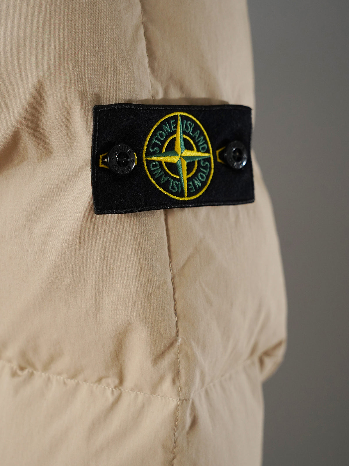 Sandfarbene Daunenjacke von Stone Island – Ansicht 5