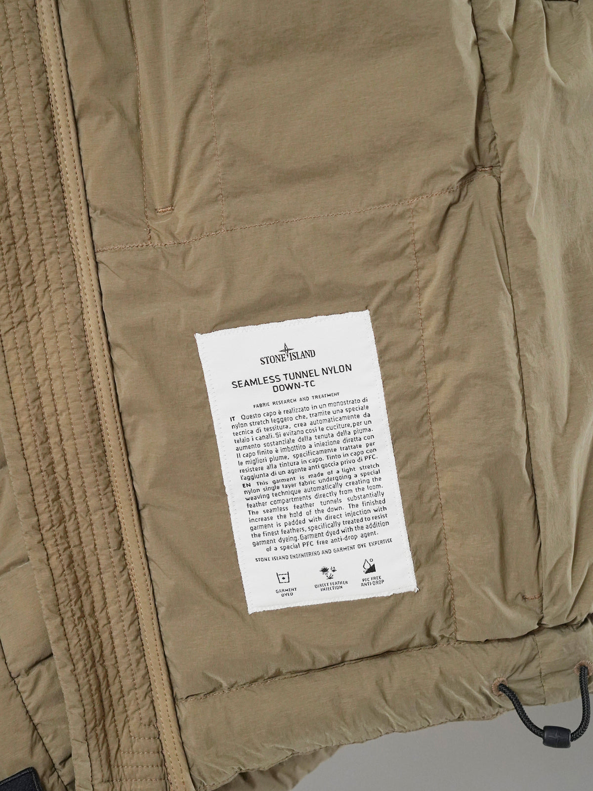 Sandfarbene Daunenjacke von Stone Island – Ansicht 6