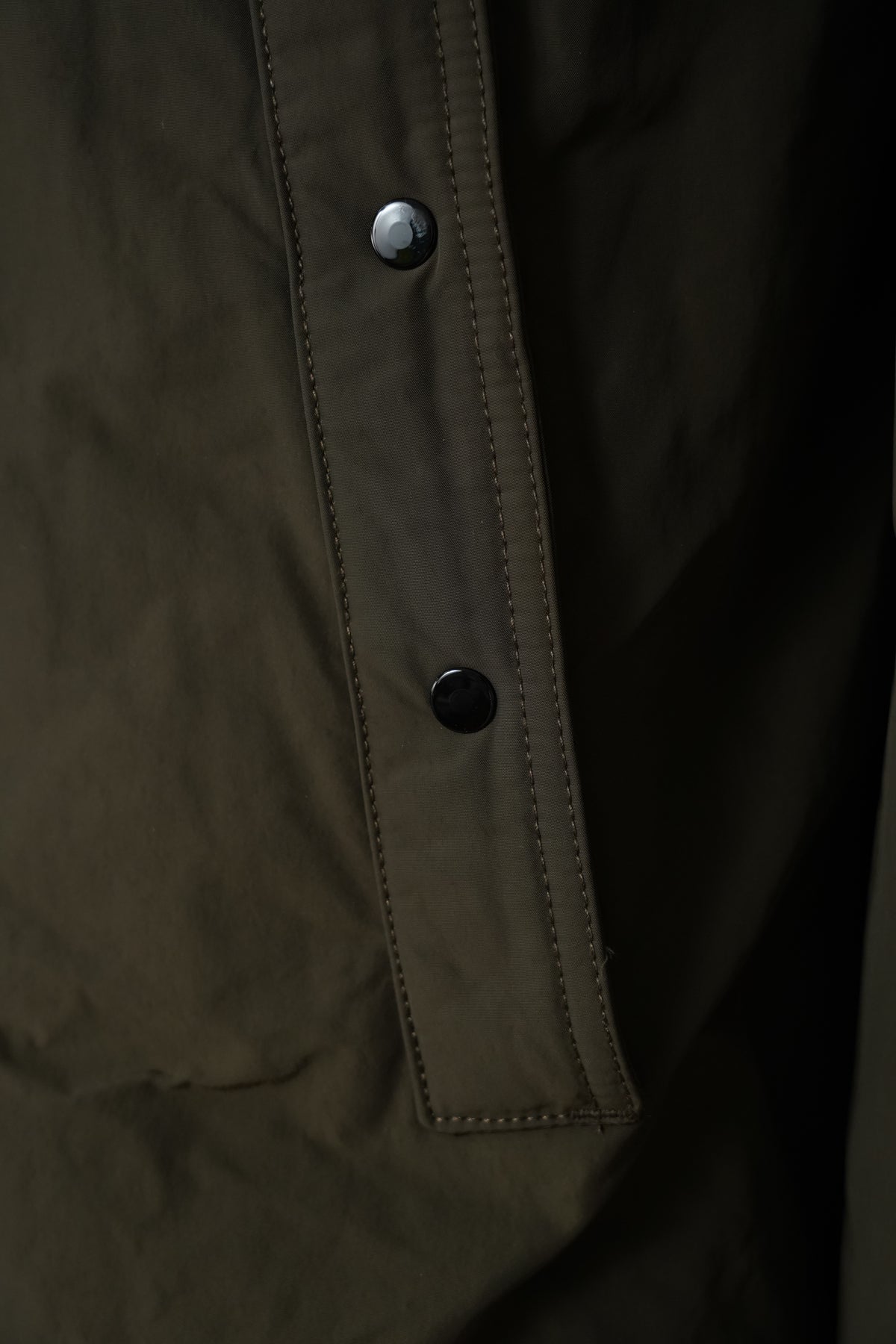 Schlammfarbener Daunenparka mit Kapuze von Stone Island – Ansicht 4