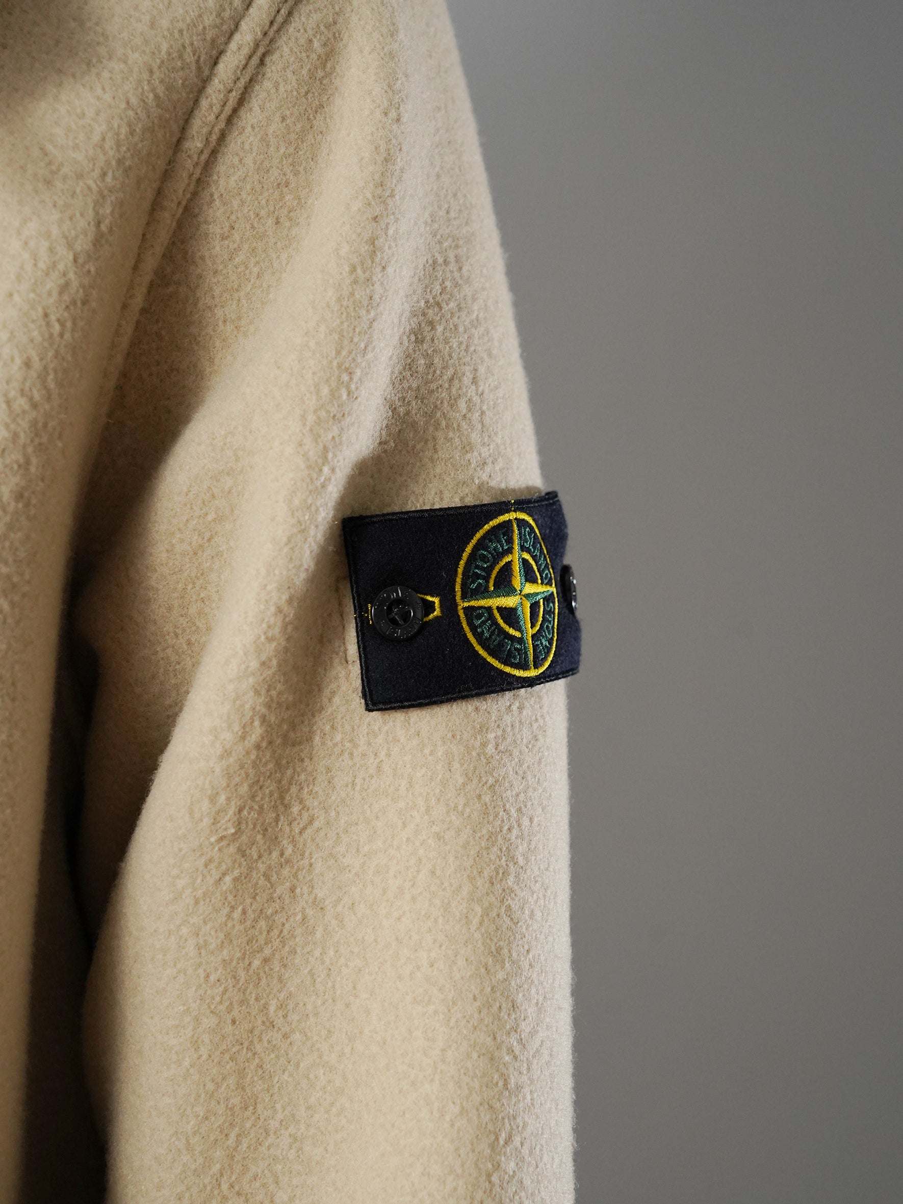 Sandfarbener kurzer Dufflecoat aus schwerem Melton von Stone Island – Ansicht 3